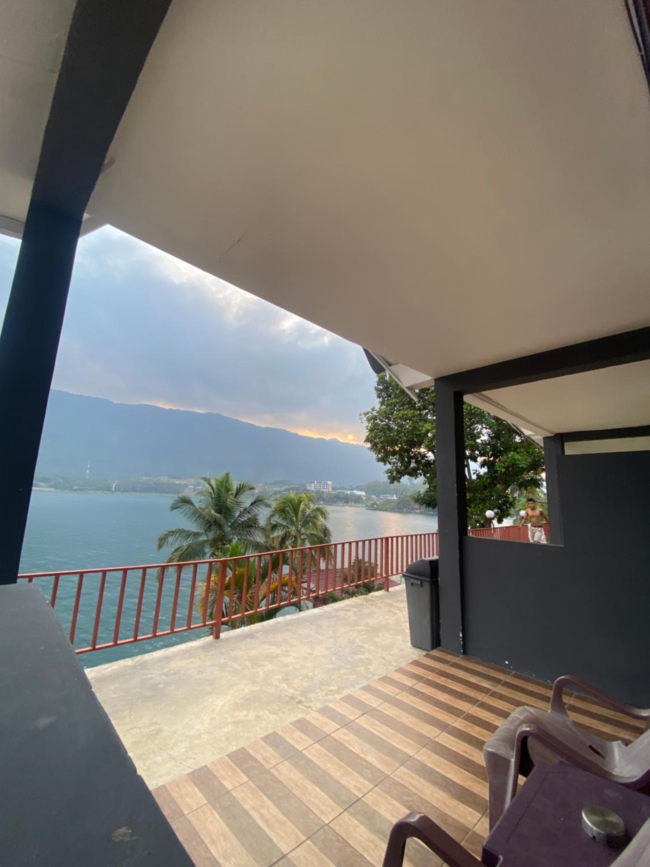 Twin Room with Lake View - Photo 11