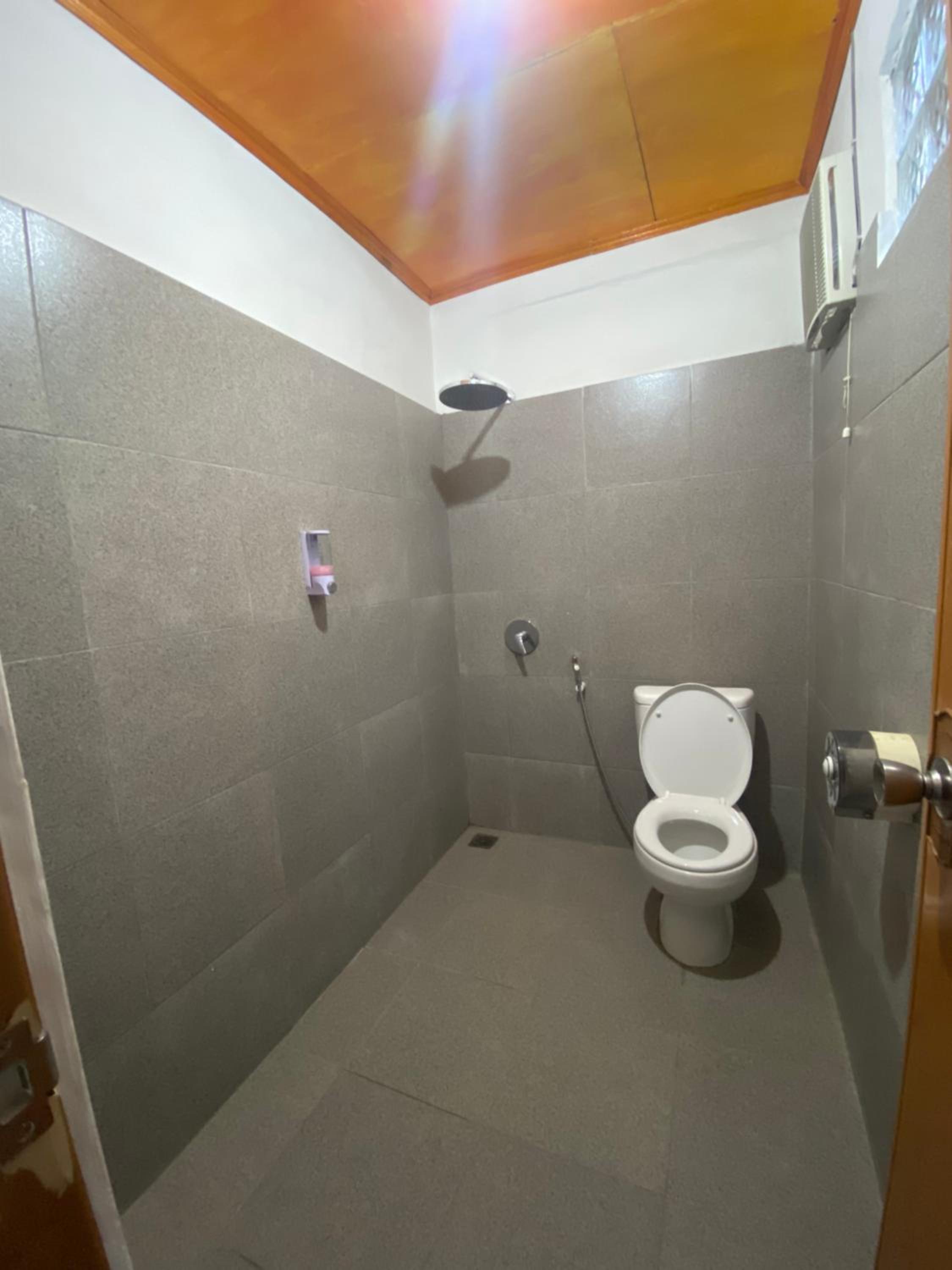 Twin Room with Lake View - Photo 3