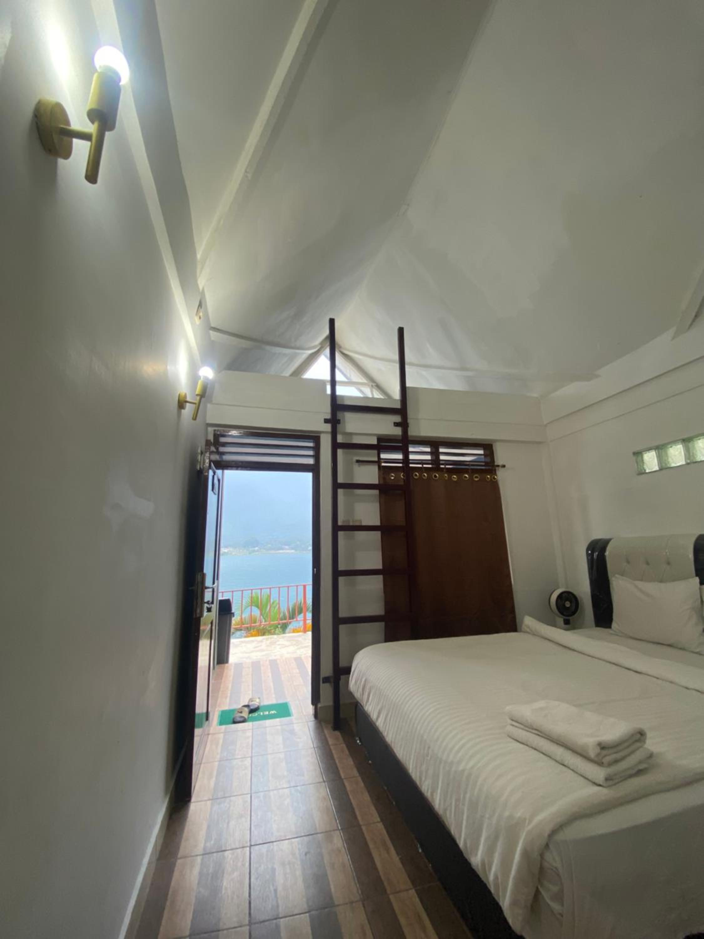 Twin Room with Lake View - Photo 7