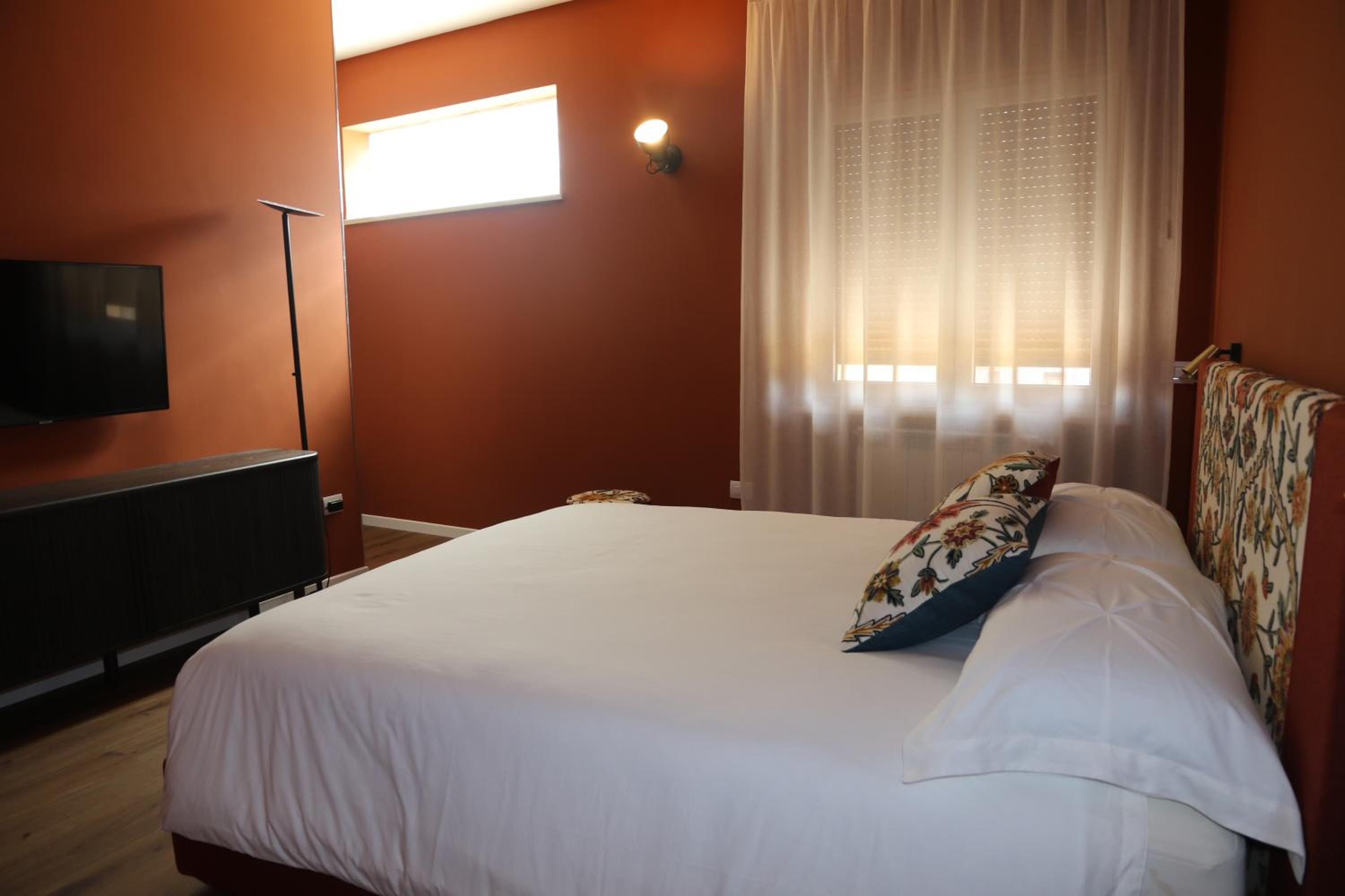 Three-Bedroom Apartment - Photo 19