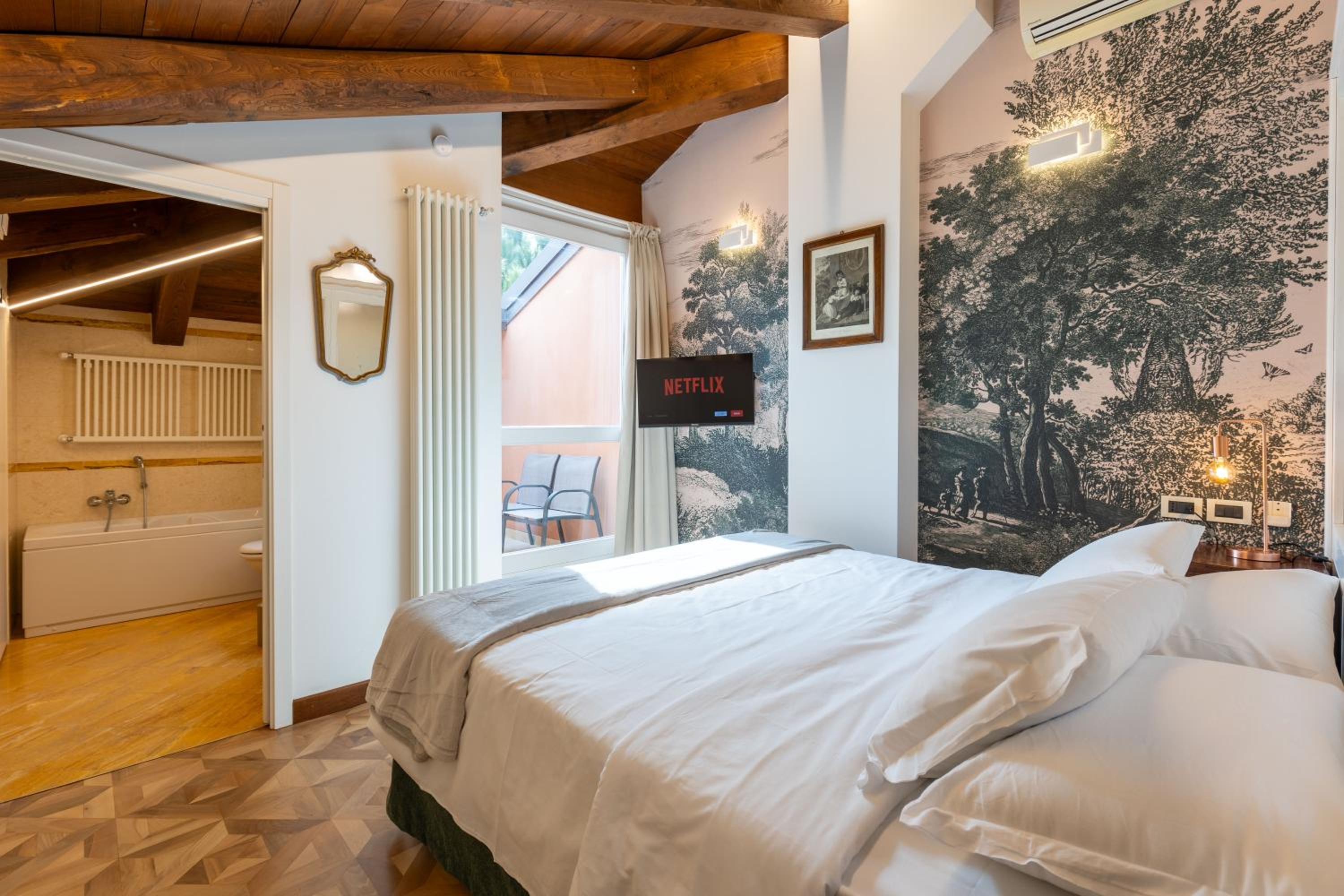 Queen Suite with Spa Bath