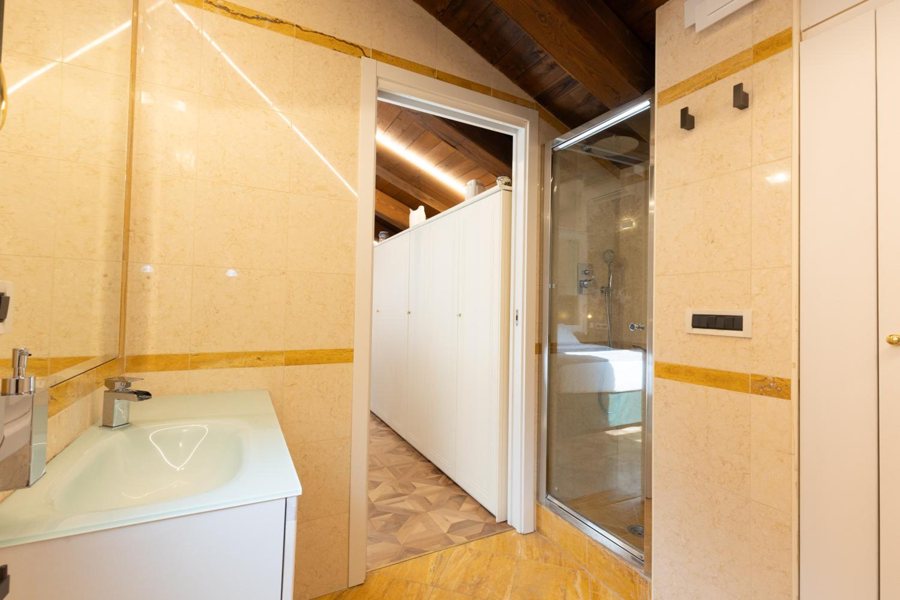 Queen Suite with Spa Bath