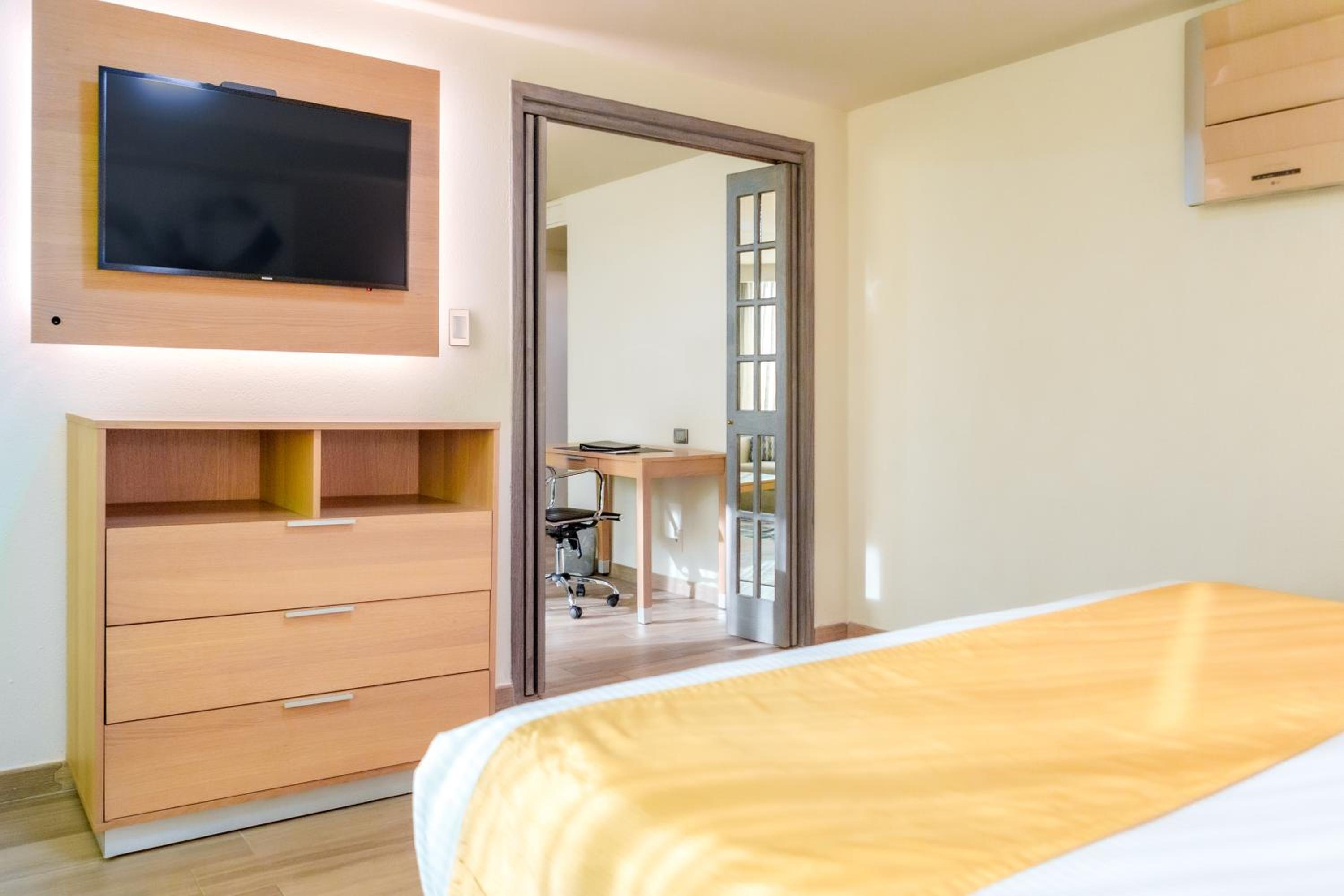 King Suite with Sofa Bed - Non-Smoking - Photo 4