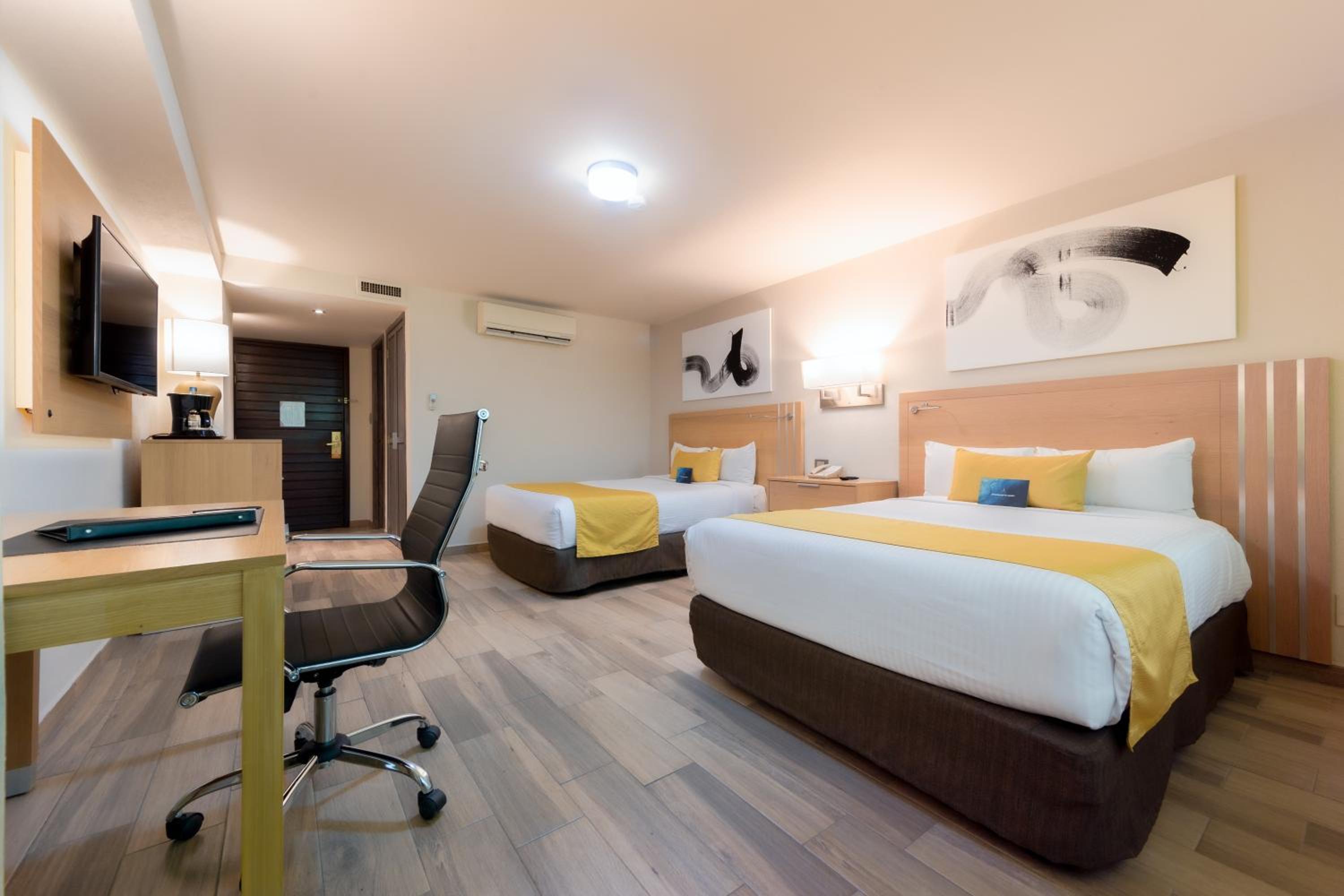 Double Room with Two Double Beds - Photo 3