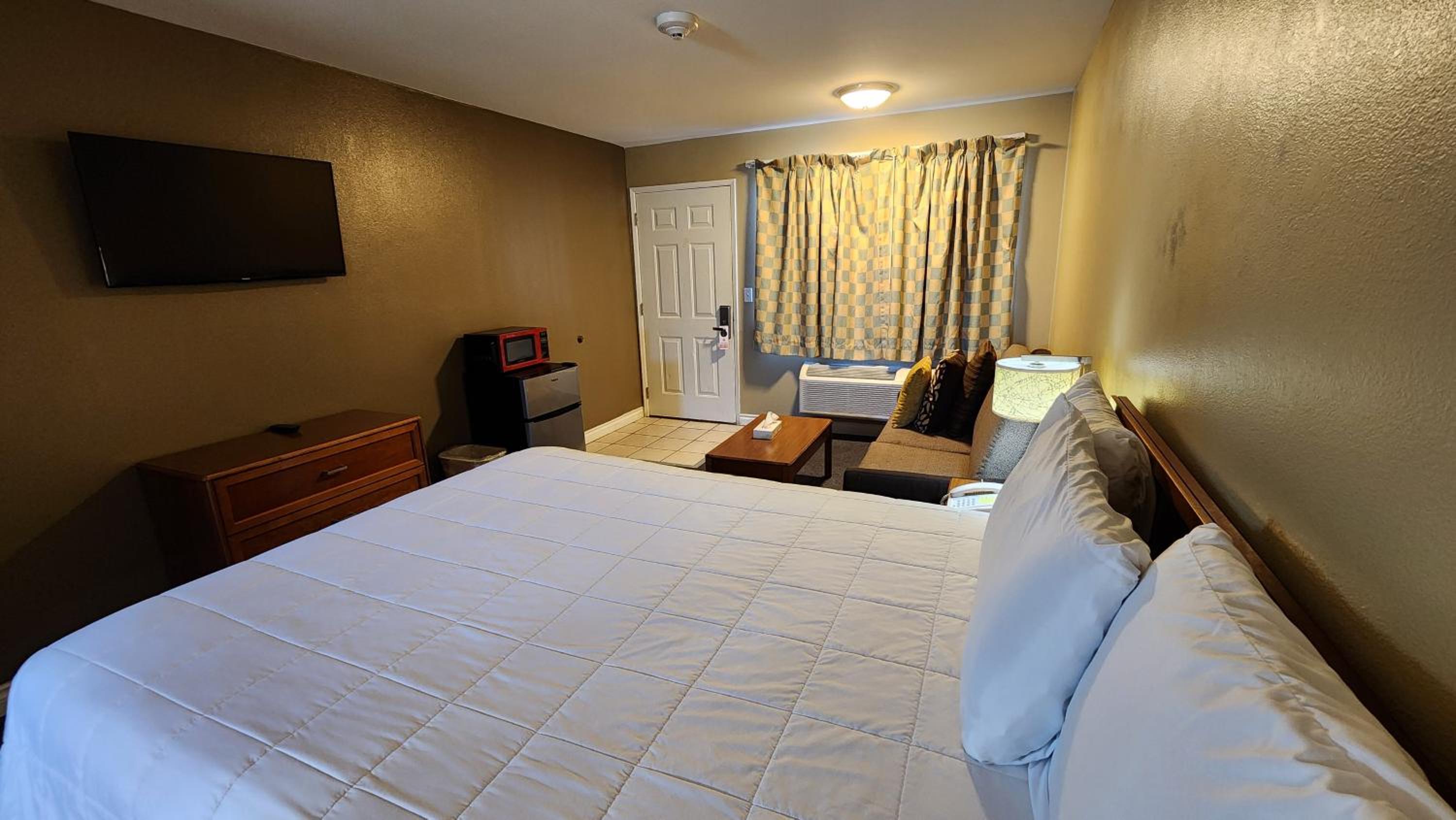 Queen Room photo 2