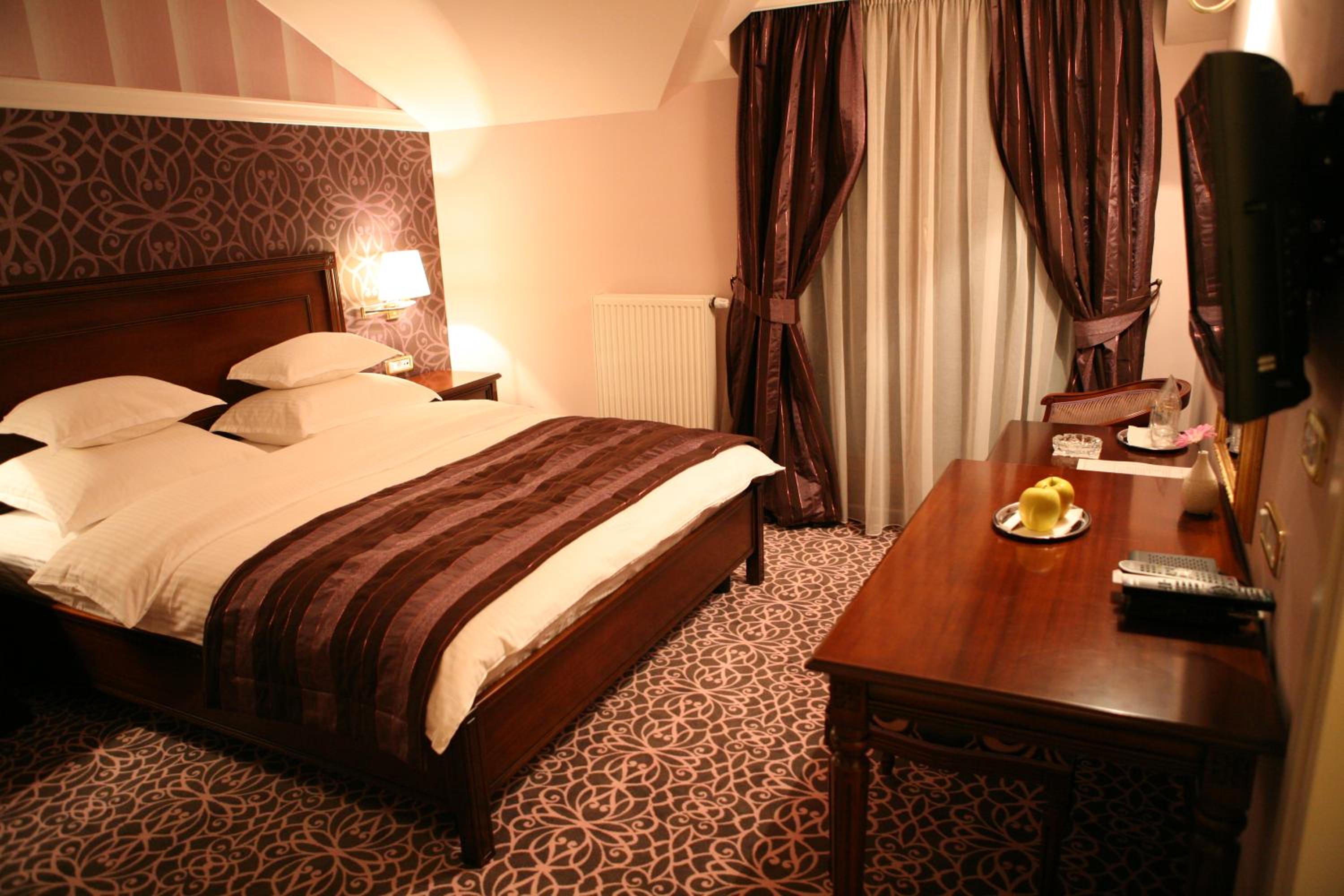 Double Room - Photo 5