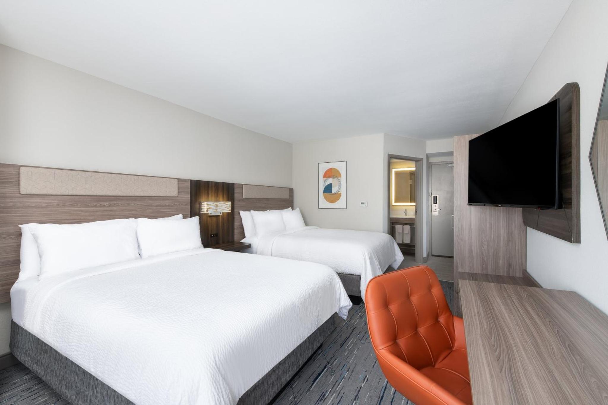Standard Room with Two Queen Beds - Photo 14