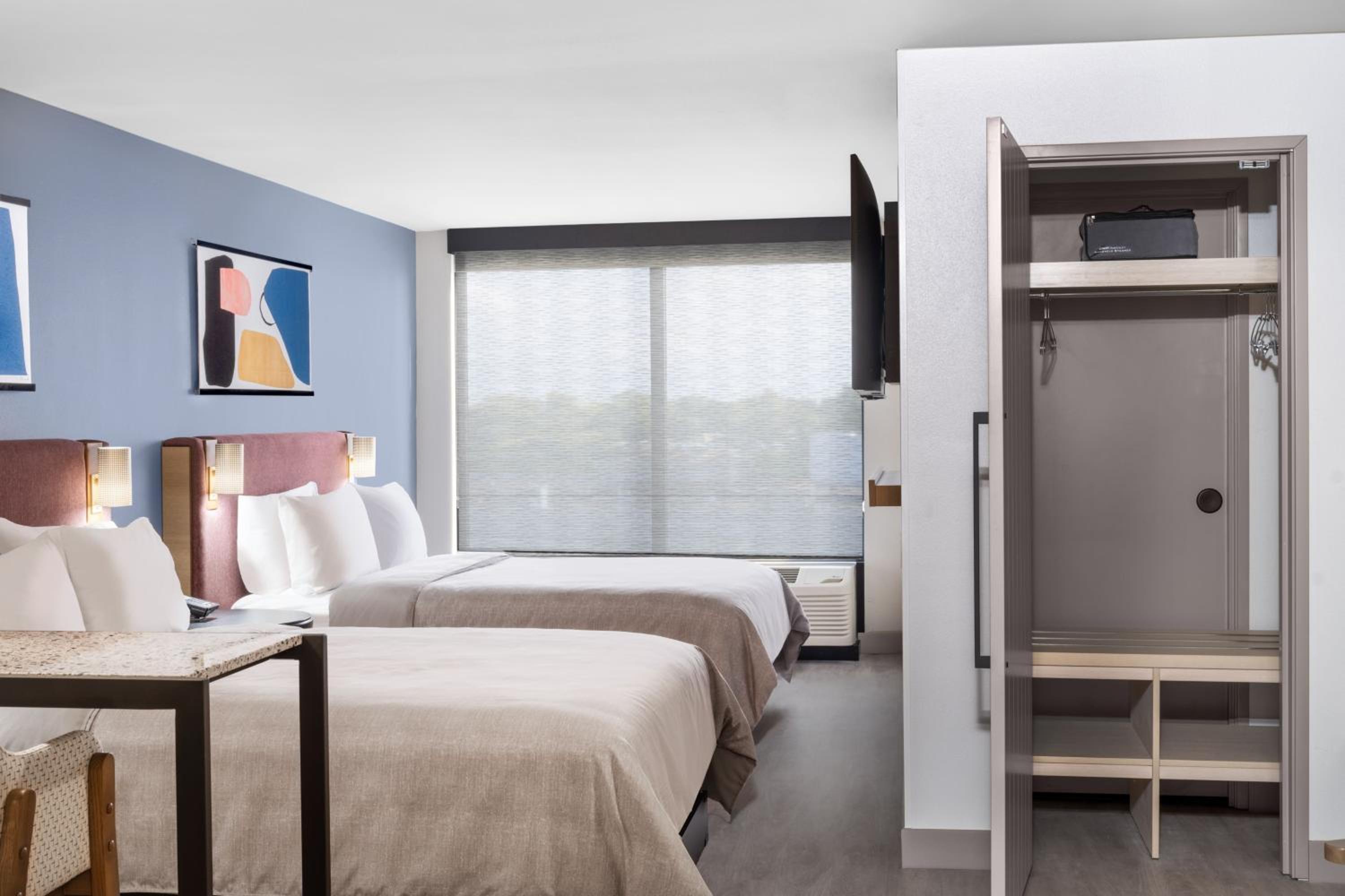 Executive Queen Room with Two Queen Beds - Photo 8