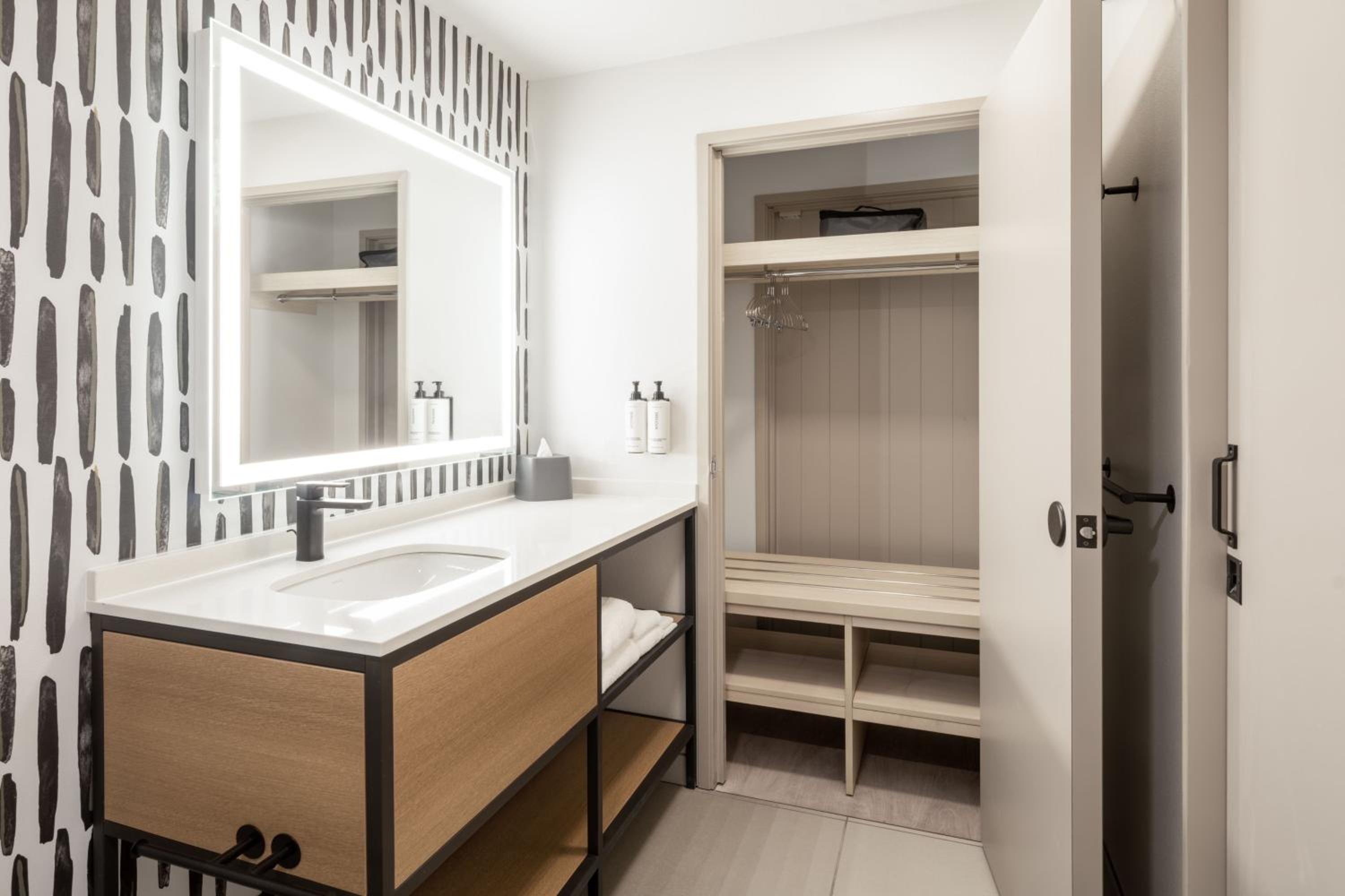King Studio Suite - Photo 8