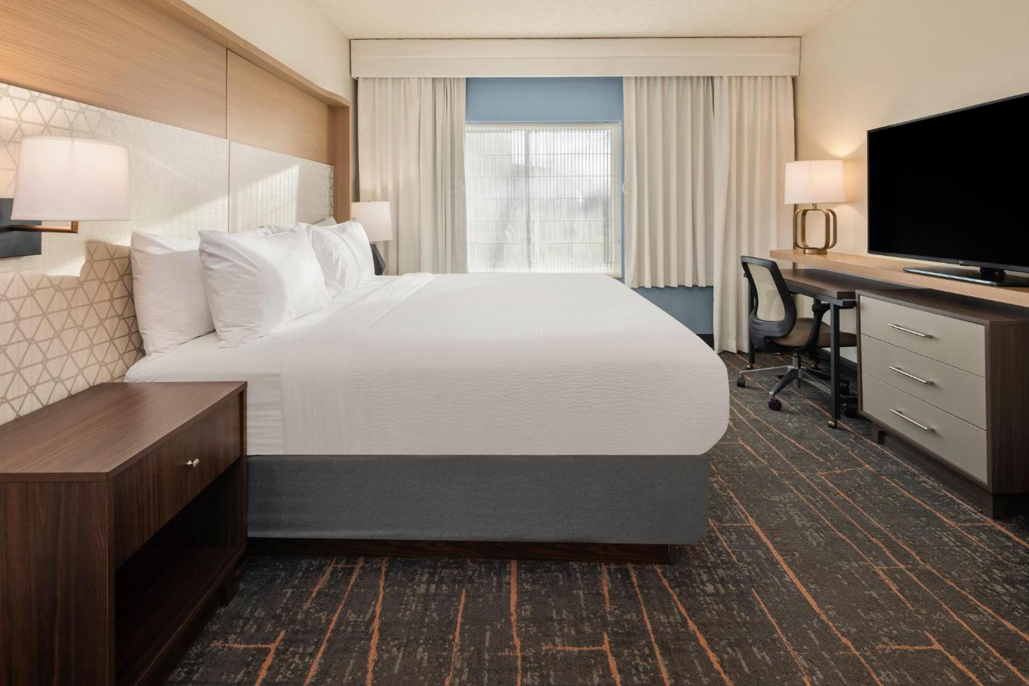 King Room - Mobility Access/Hearing Accessible - Photo 4