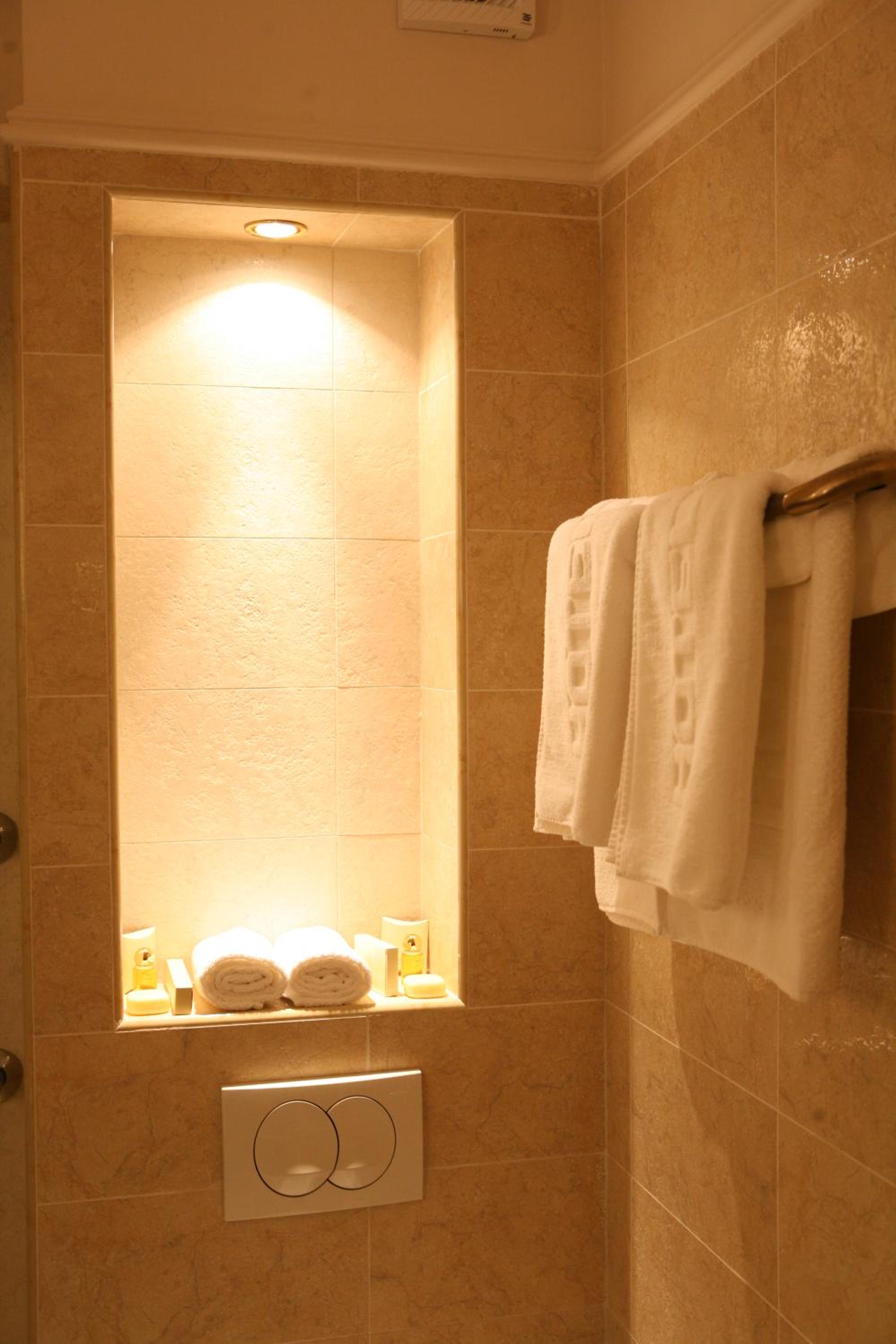 Two-Bedroom Apartment with Balcony - Photo 3