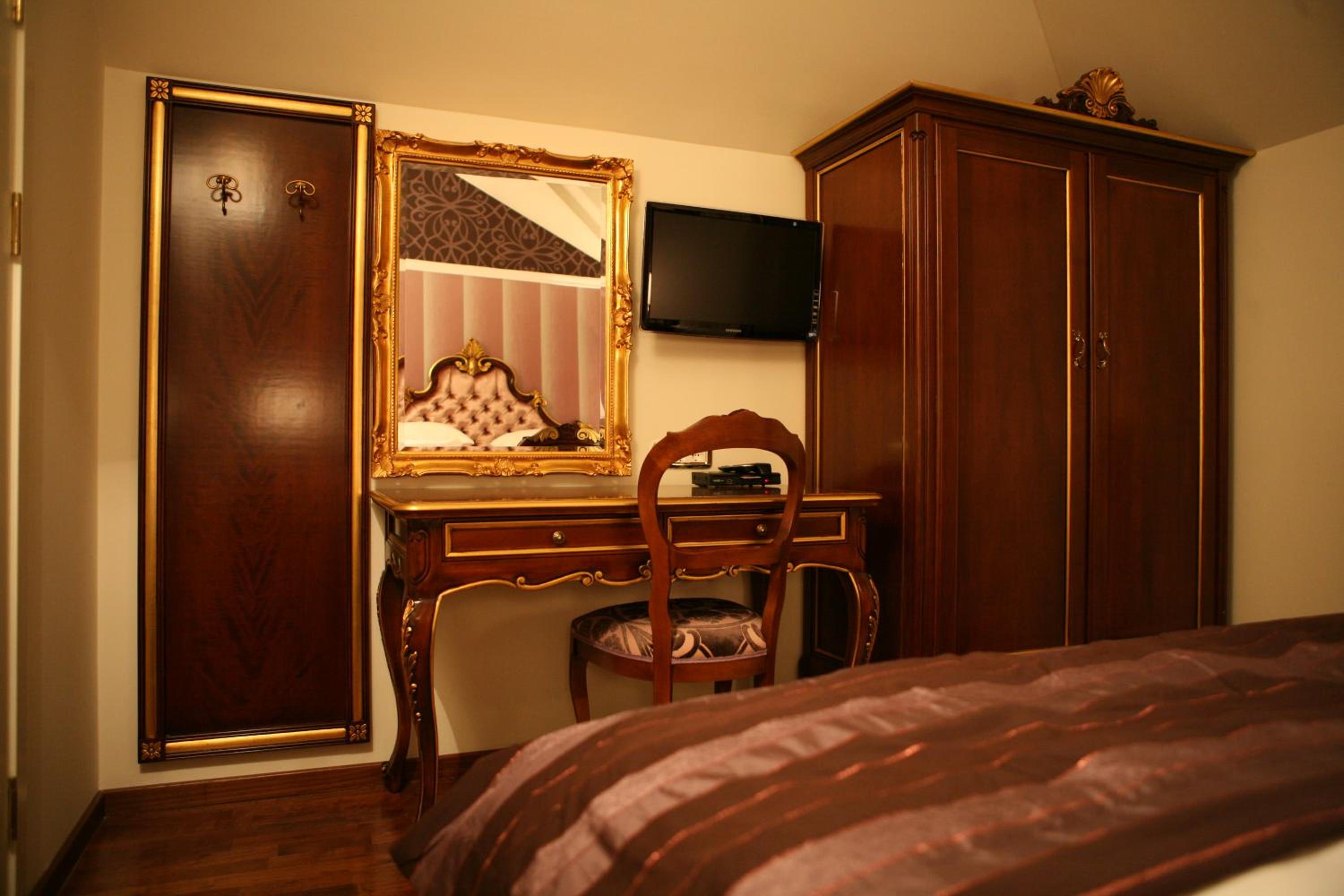 Two-Bedroom Apartment with Balcony - Photo 4