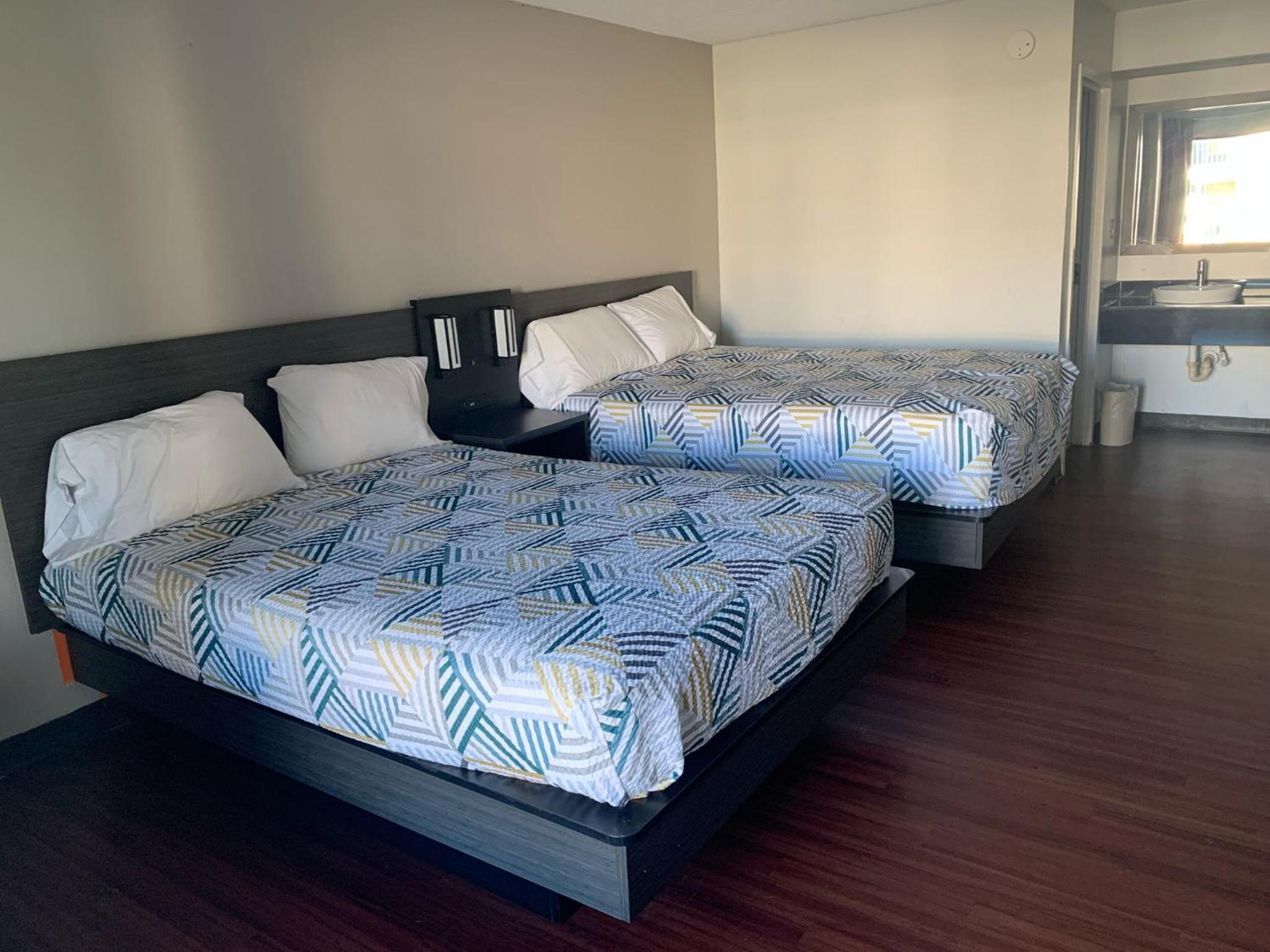 Deluxe Queen Room with Two Queen Beds - Smoking - Photo 2