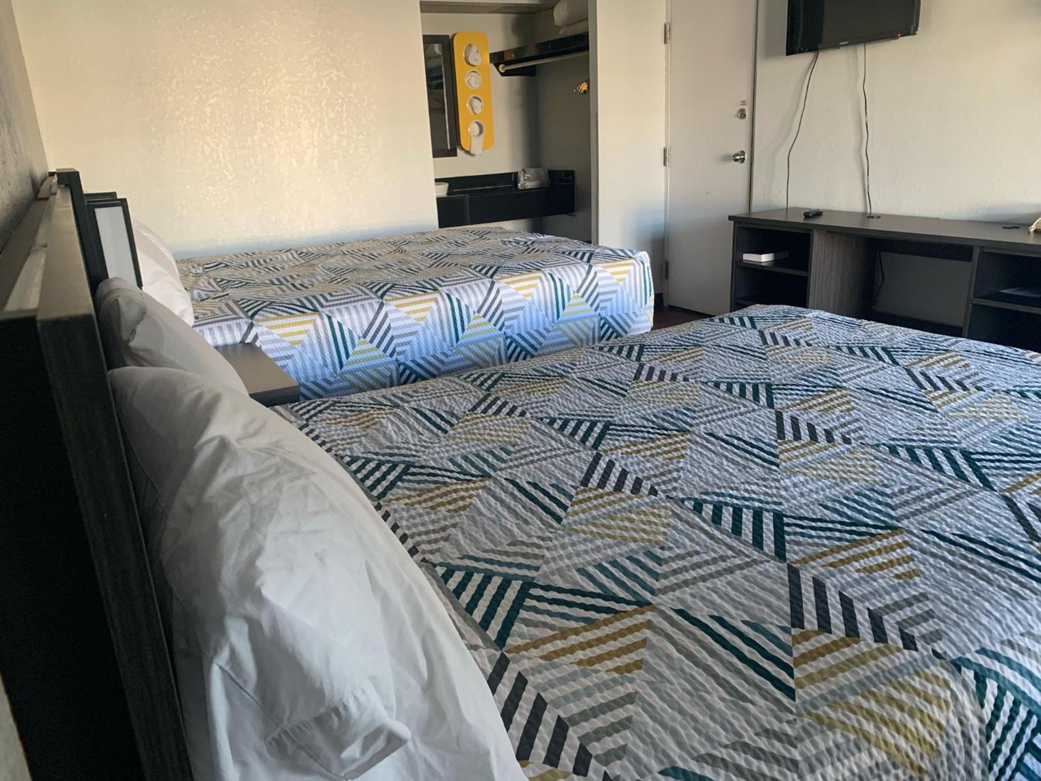 Deluxe Queen Room with Two Queen Beds - Smoking - Photo 4