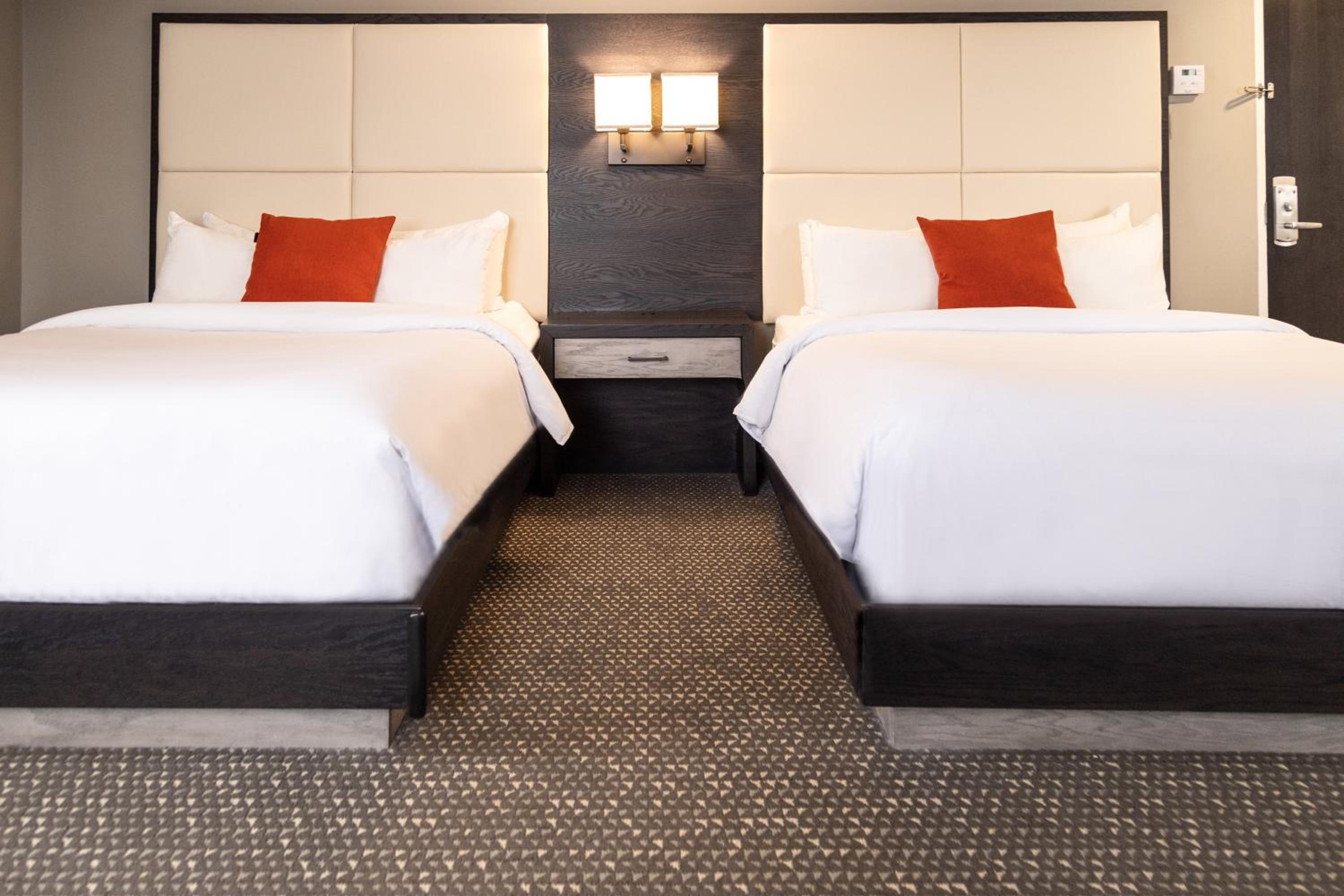 Premium Queen Room with Two Queen Beds and River View - Photo 15