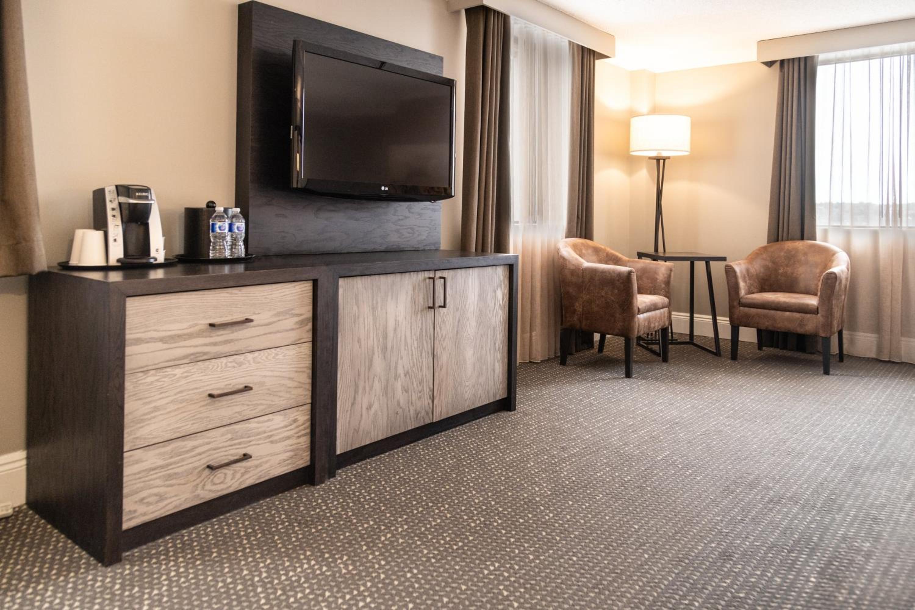 Premium Queen Room with Two Queen Beds and River View - Photo 13