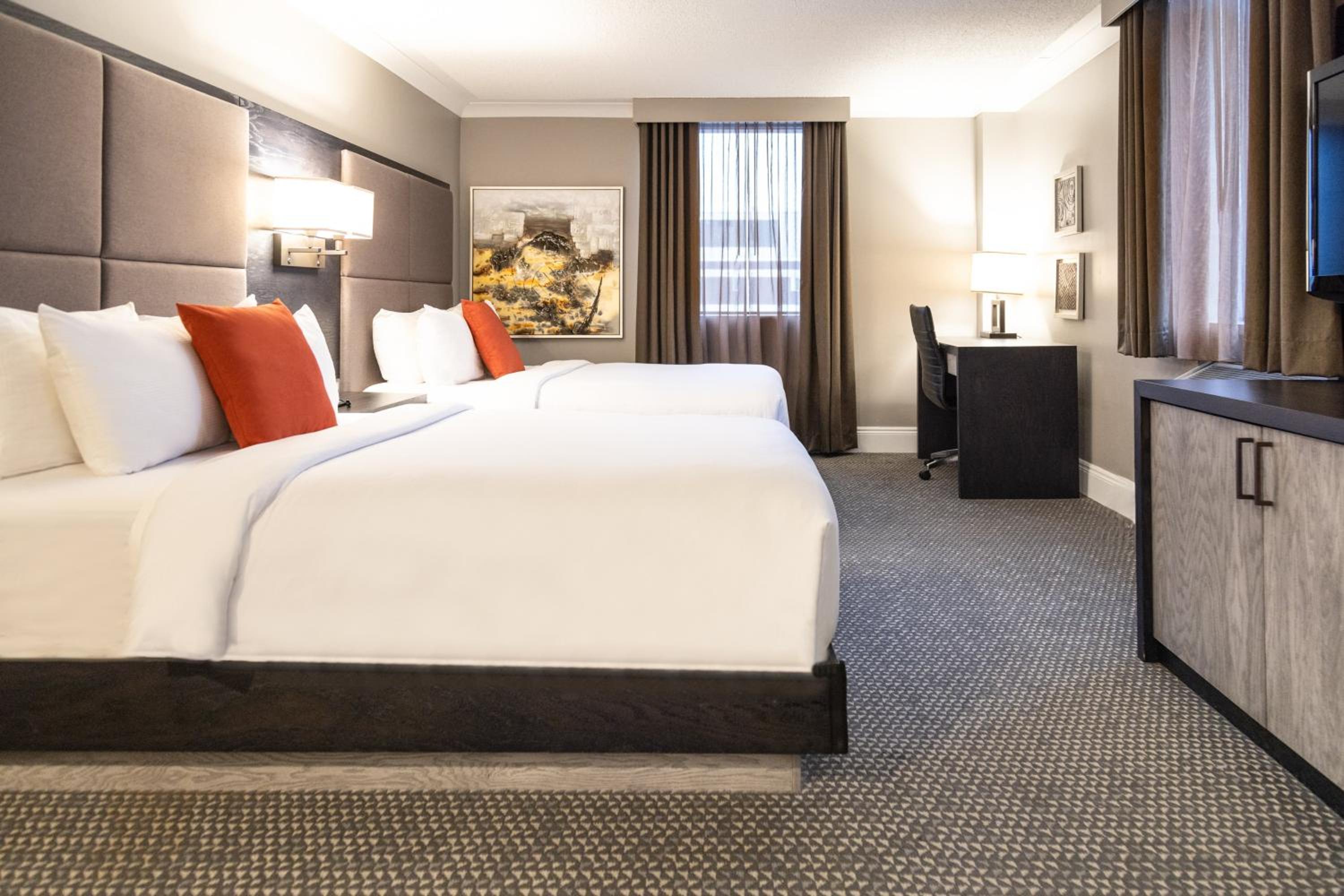 Premium Queen Room with Two Queen Beds - Photo 14