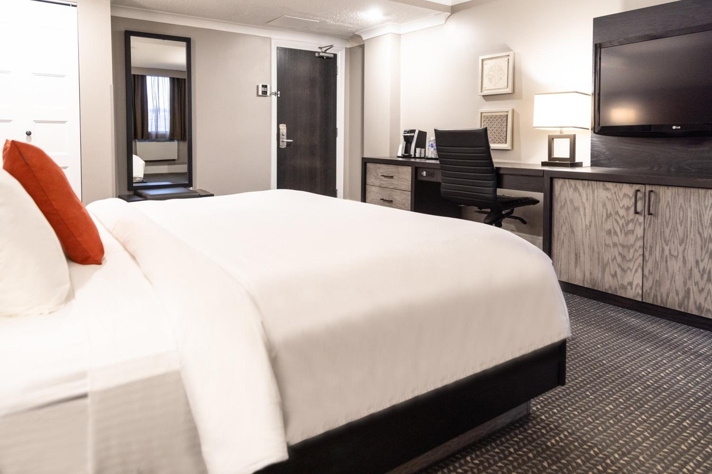 Premium King Room - Photo 12