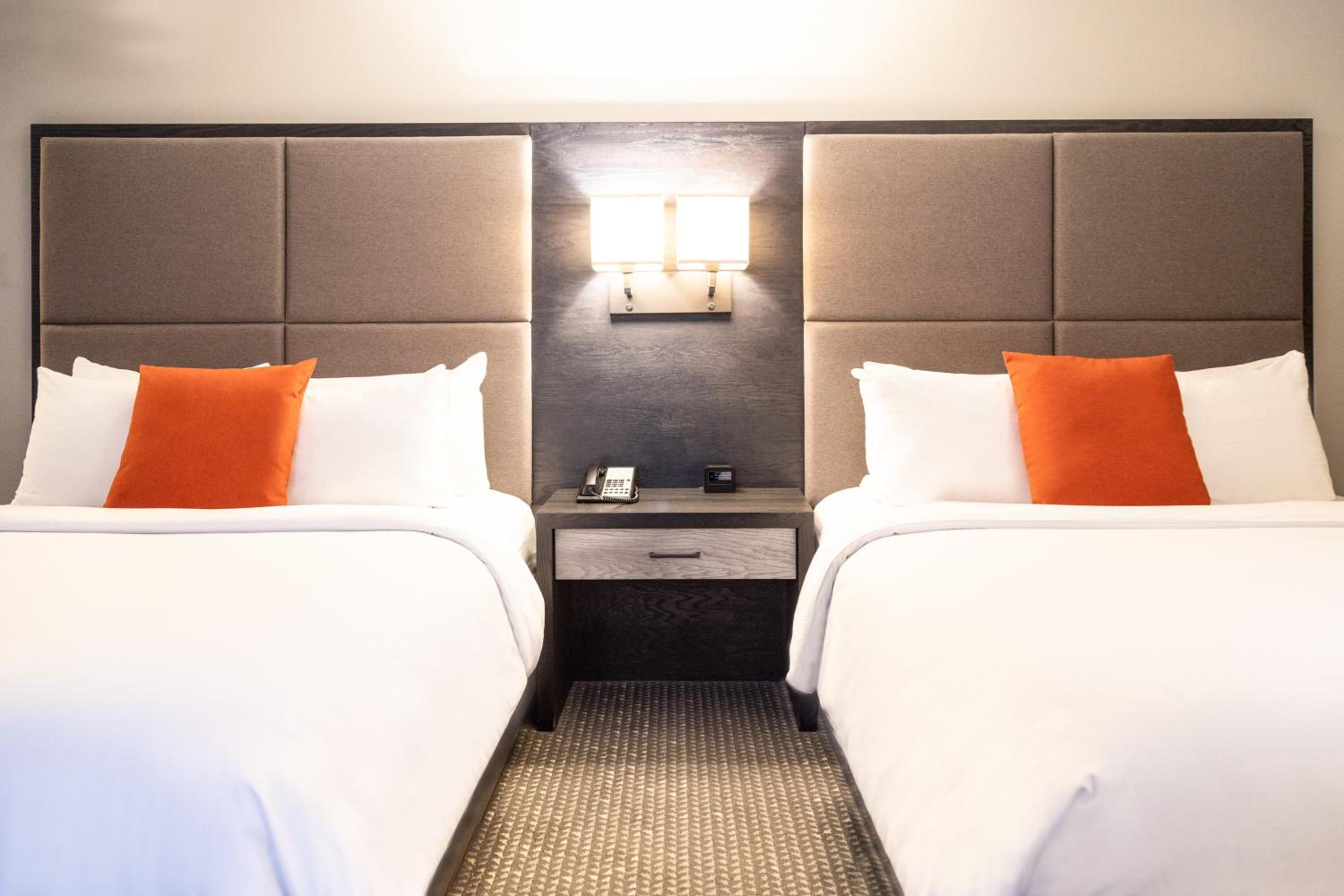 Premium Queen Room with Two Queen Beds - Photo 7