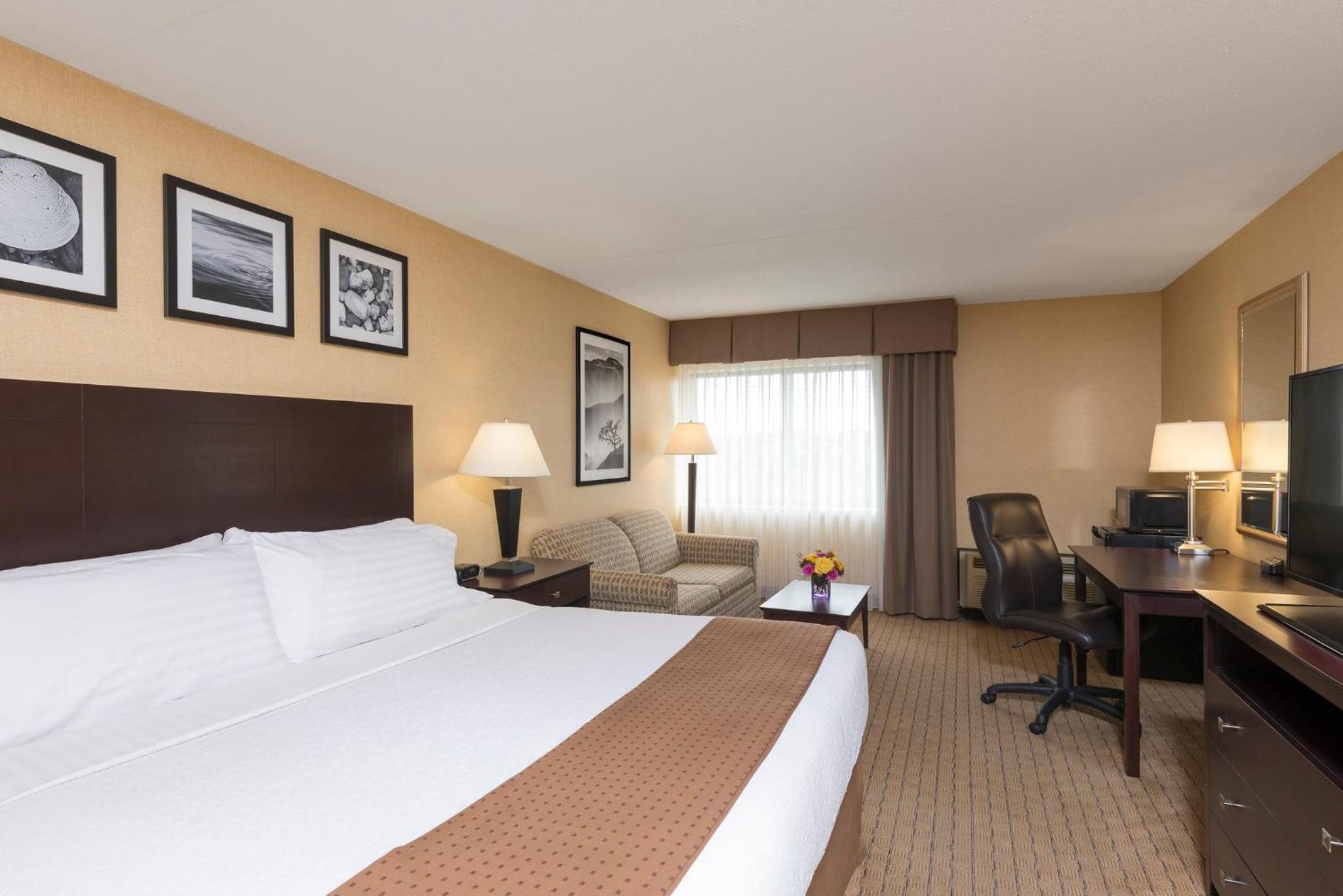 Standard King Room with Sofa Bed - Photo 1