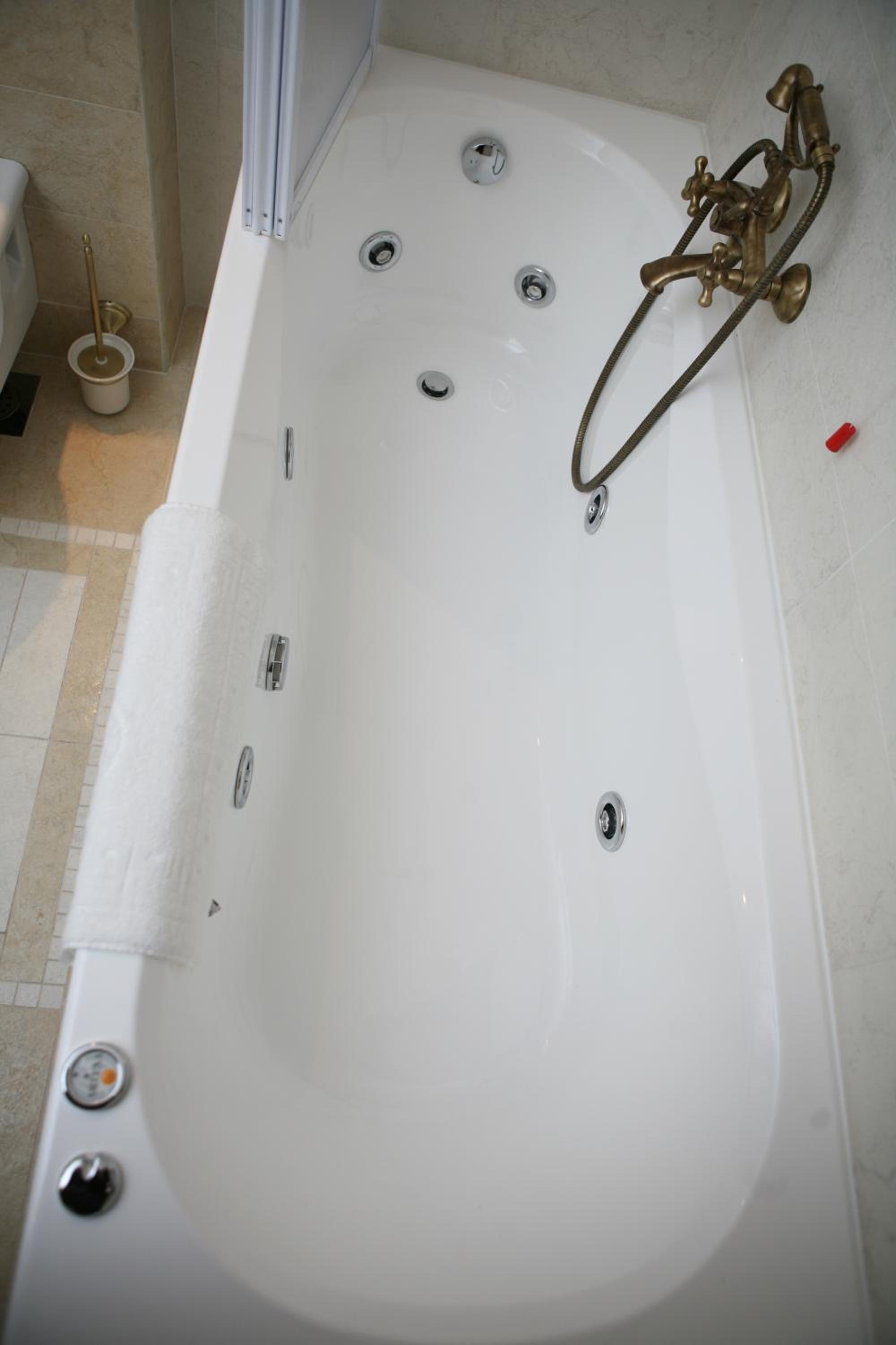One-Bedroom Apartment with Spa Bath - Photo 6