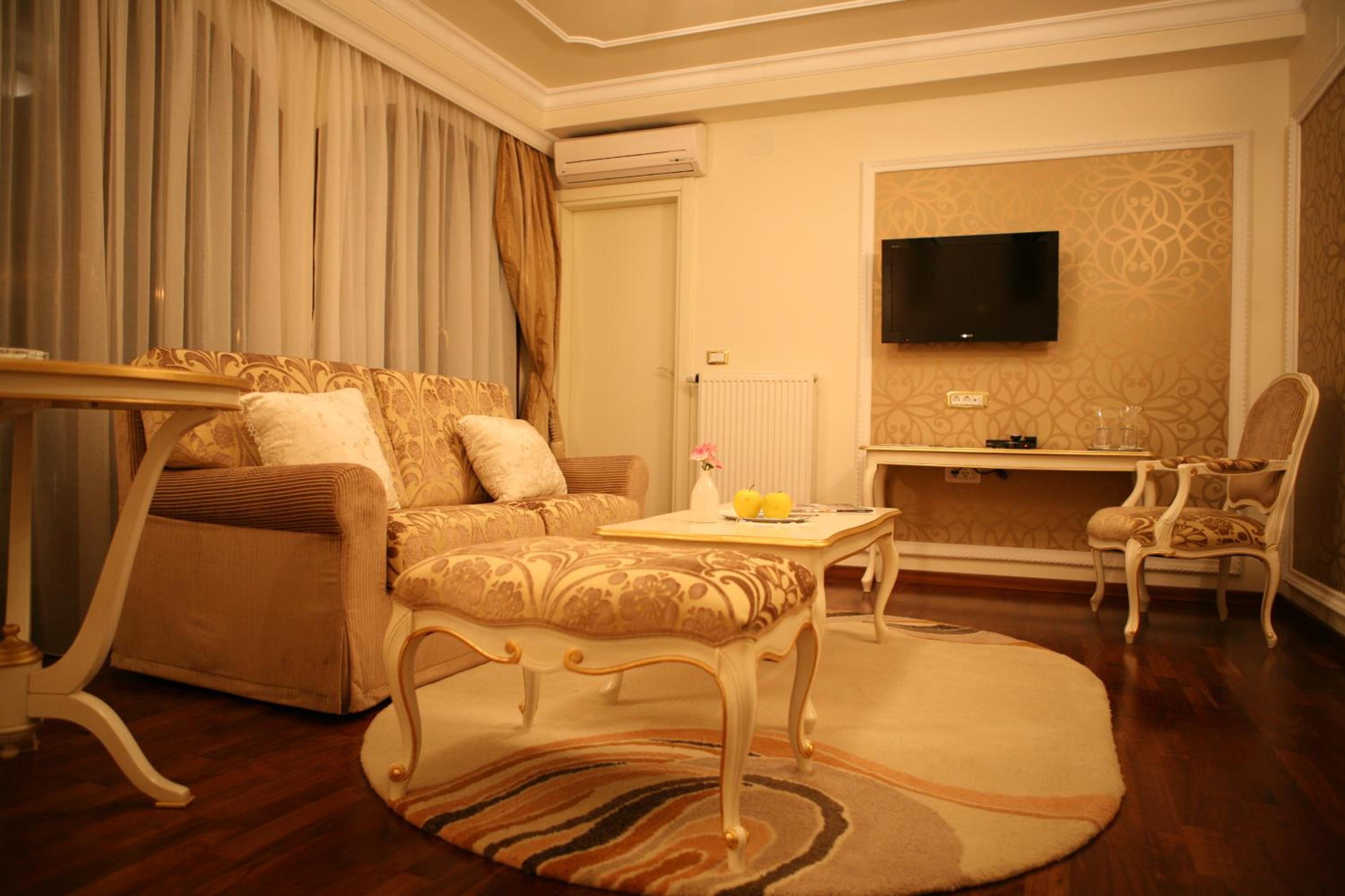 One-Bedroom Apartment with Spa Bath - Photo 2