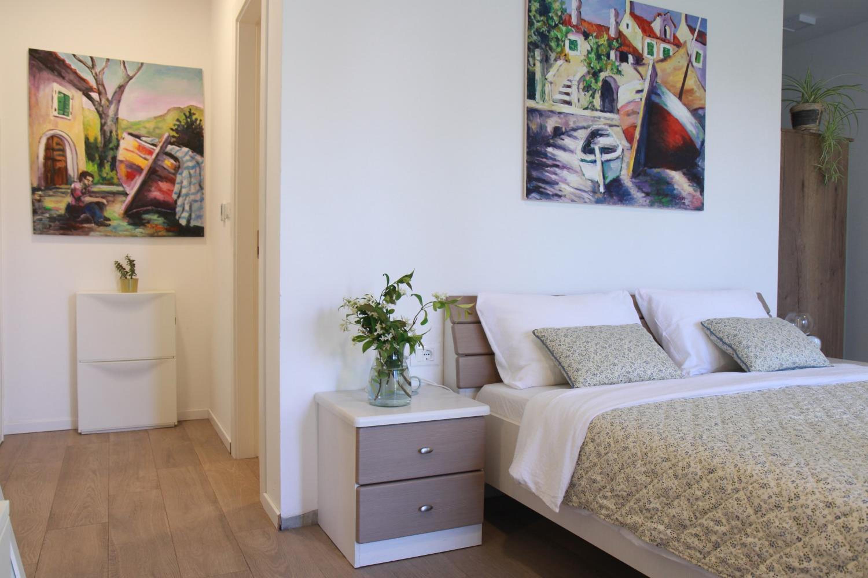 One-Bedroom Apartment photo 1