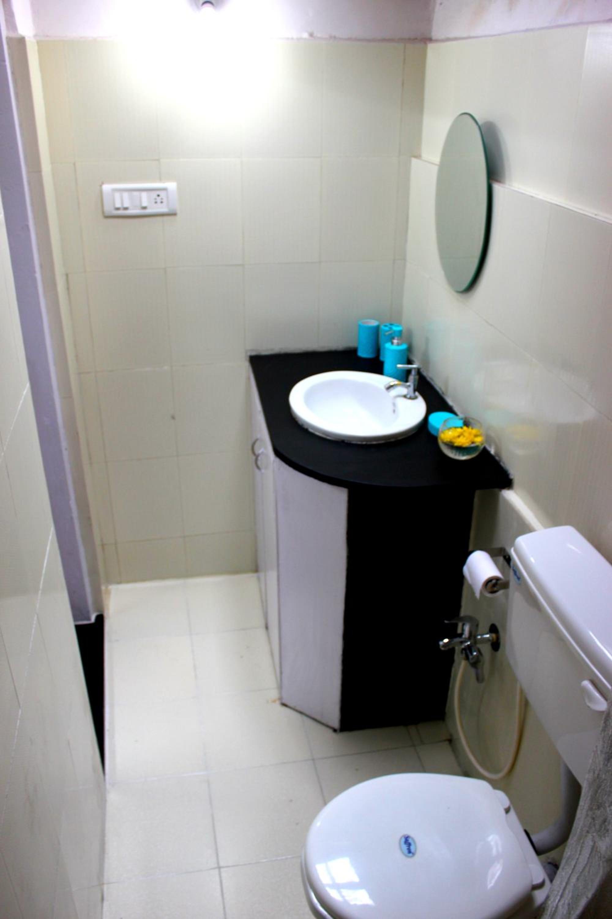 Deluxe Double Room with Shower (Non AC) - Photo 11