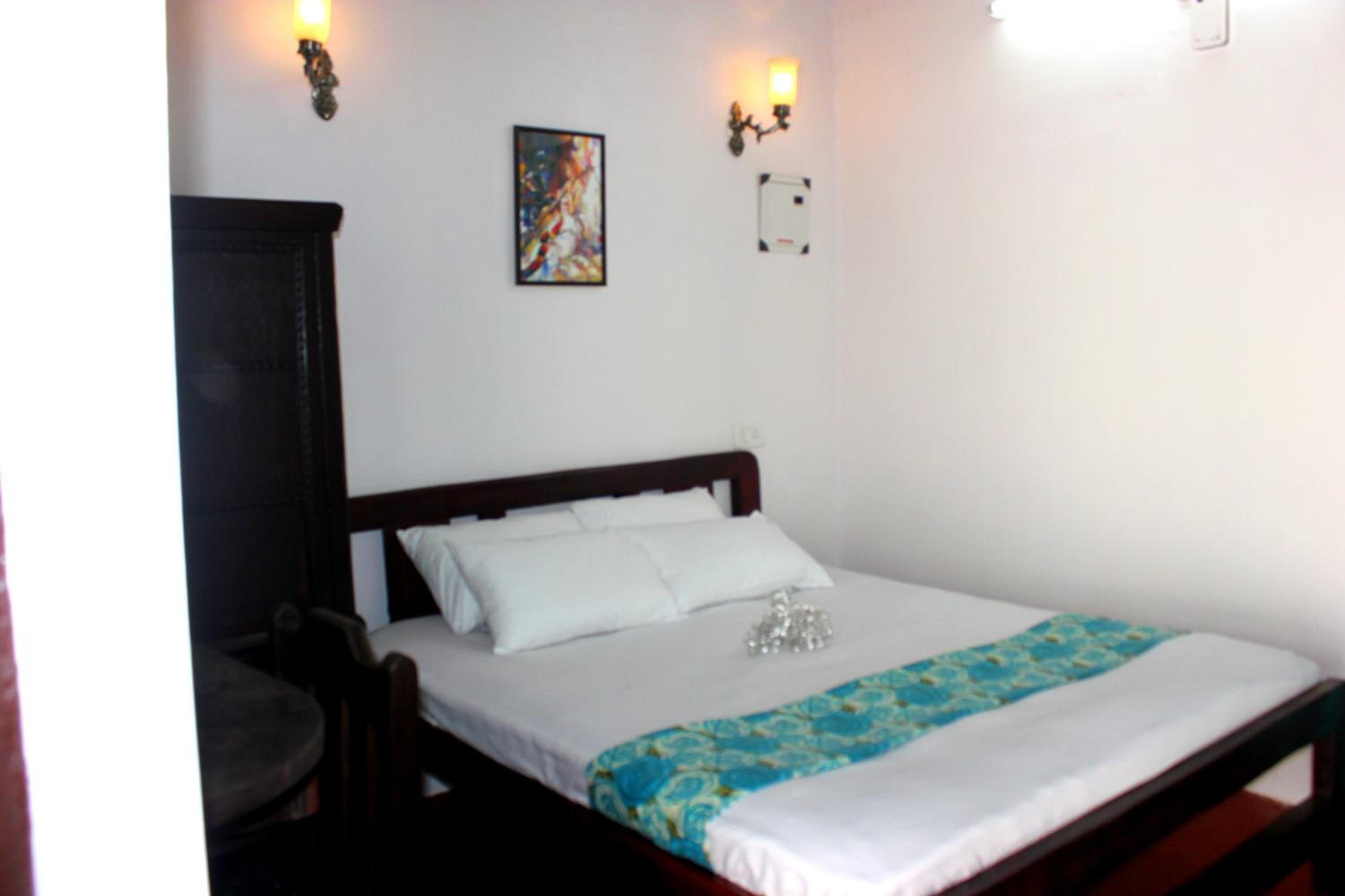 Deluxe Double Room with Shower (Non AC) - Photo 13