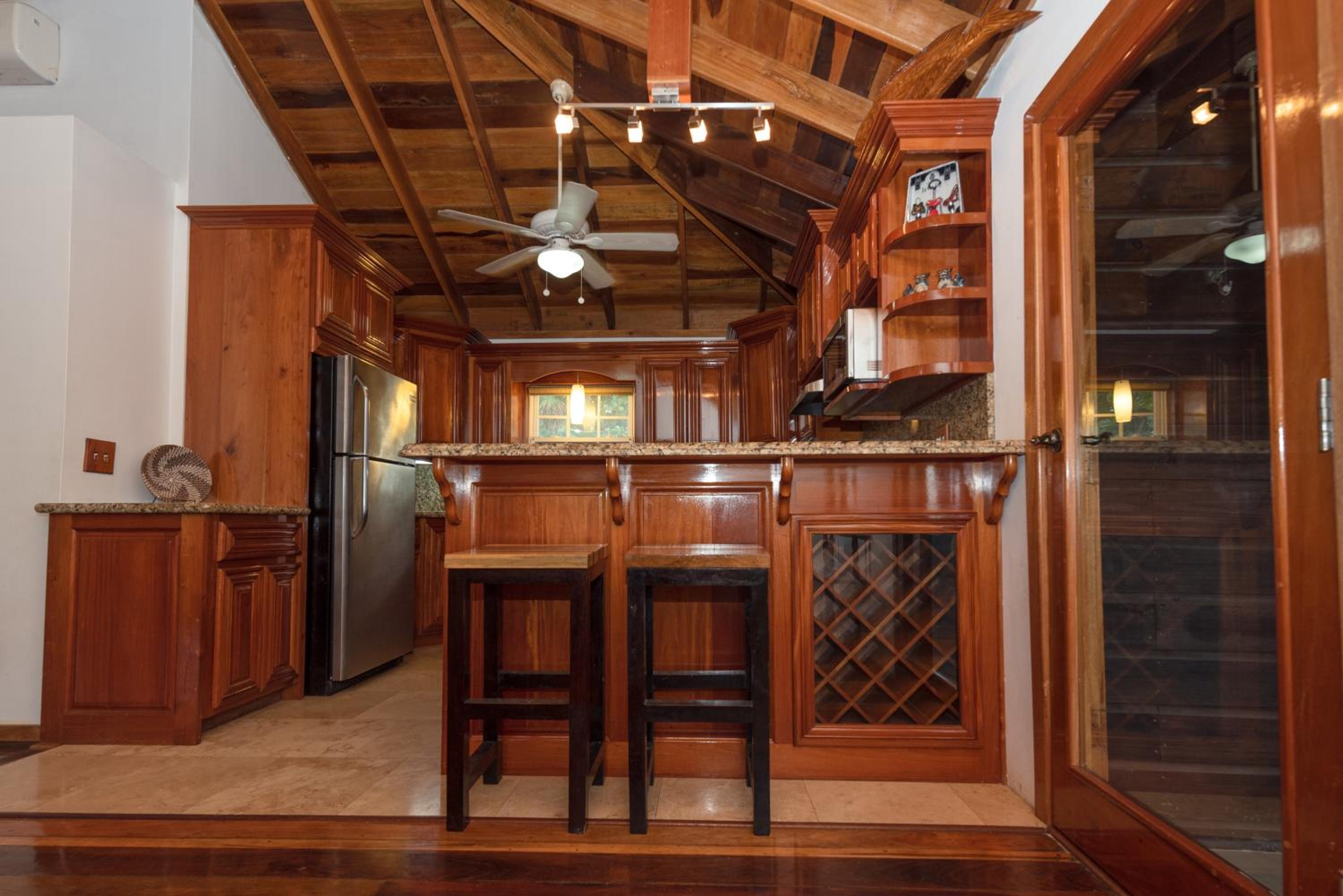 Six-Bedroom House photo 2
