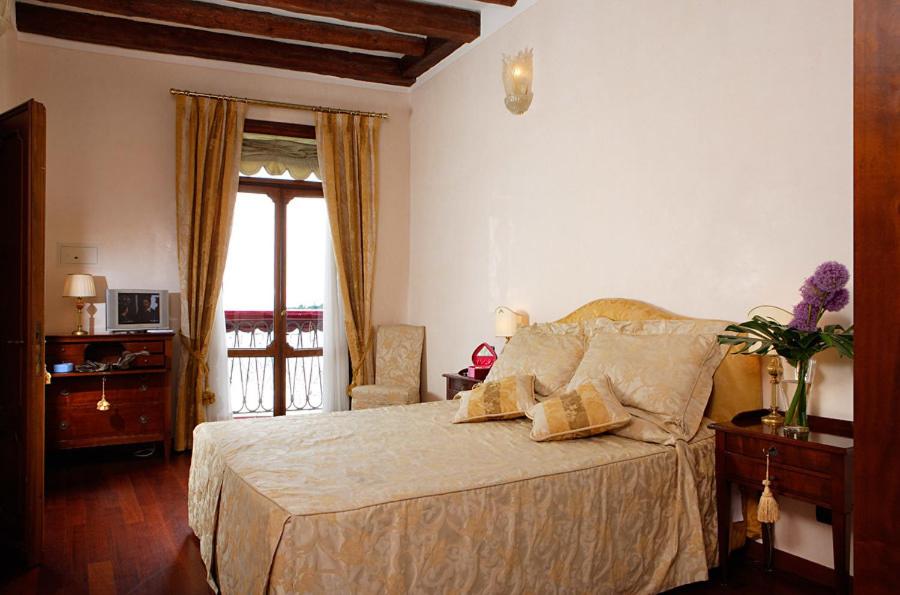 Junior Suite with Lagoon View photo 3