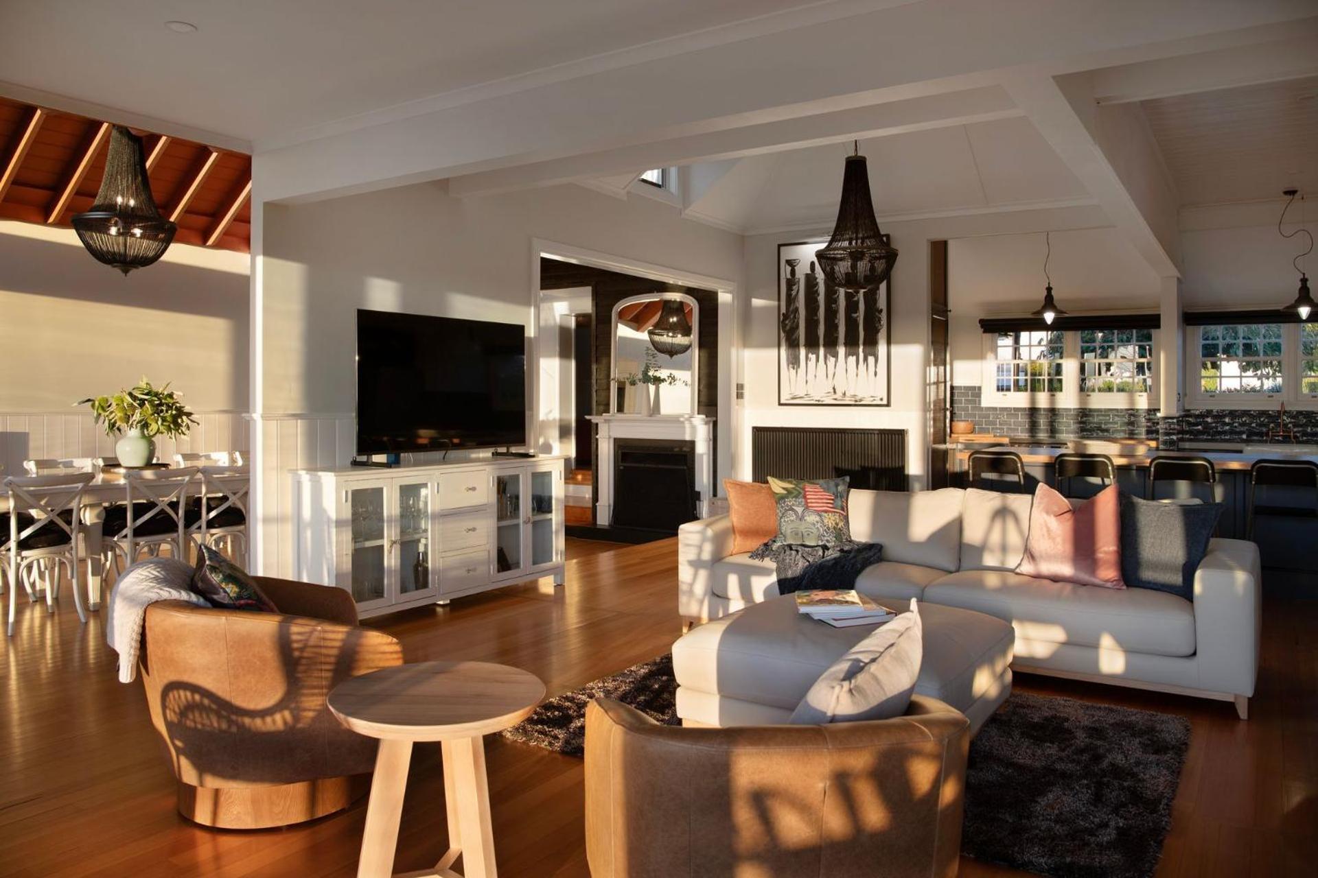 Six-Bedroom House photo 1
