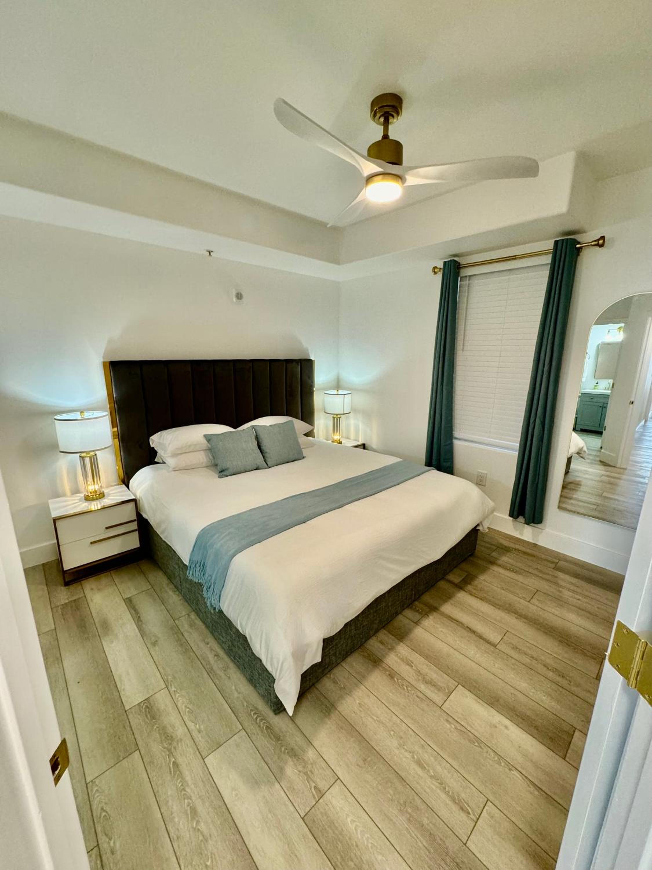 One-Bedroom Apartment with Lake View