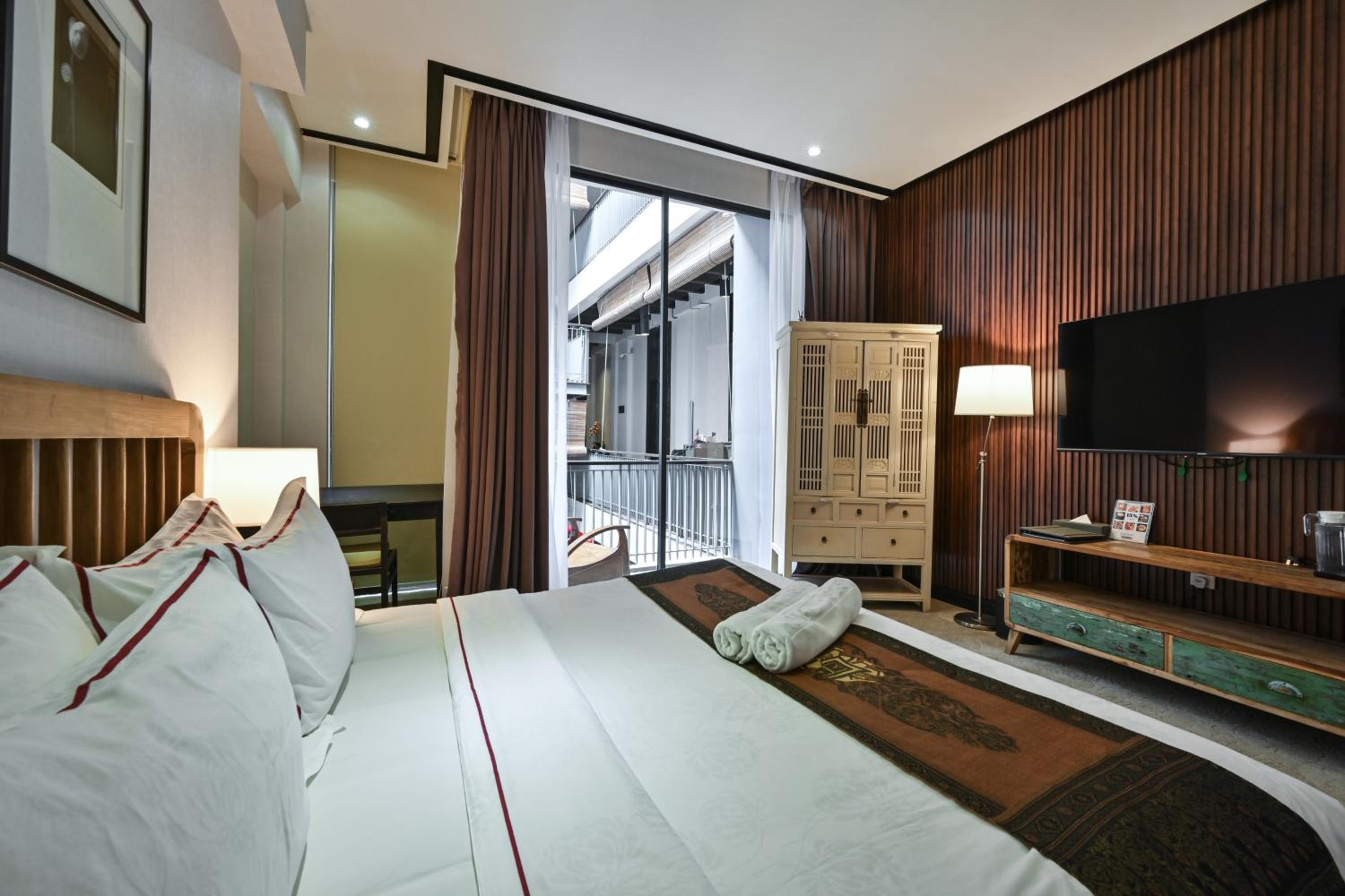 Premium King Room photo 3