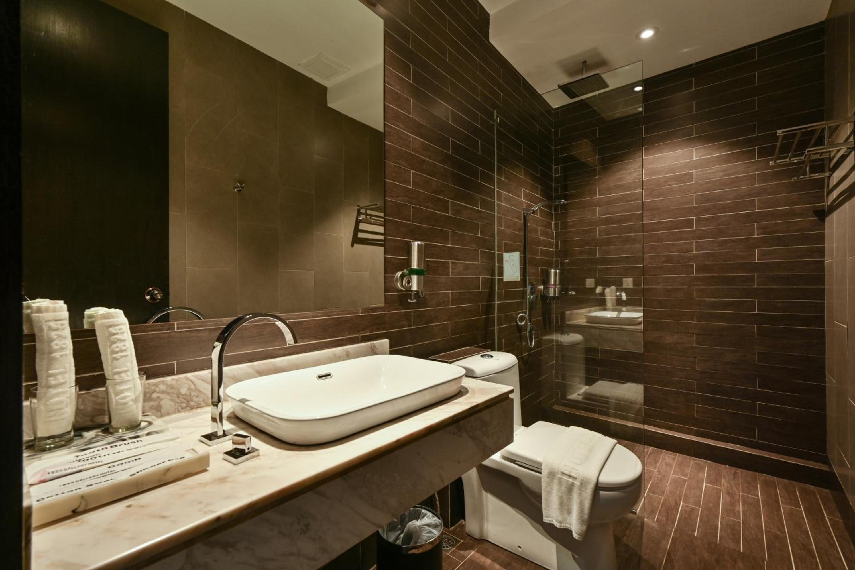 Standard Twin Room - no window photo 3