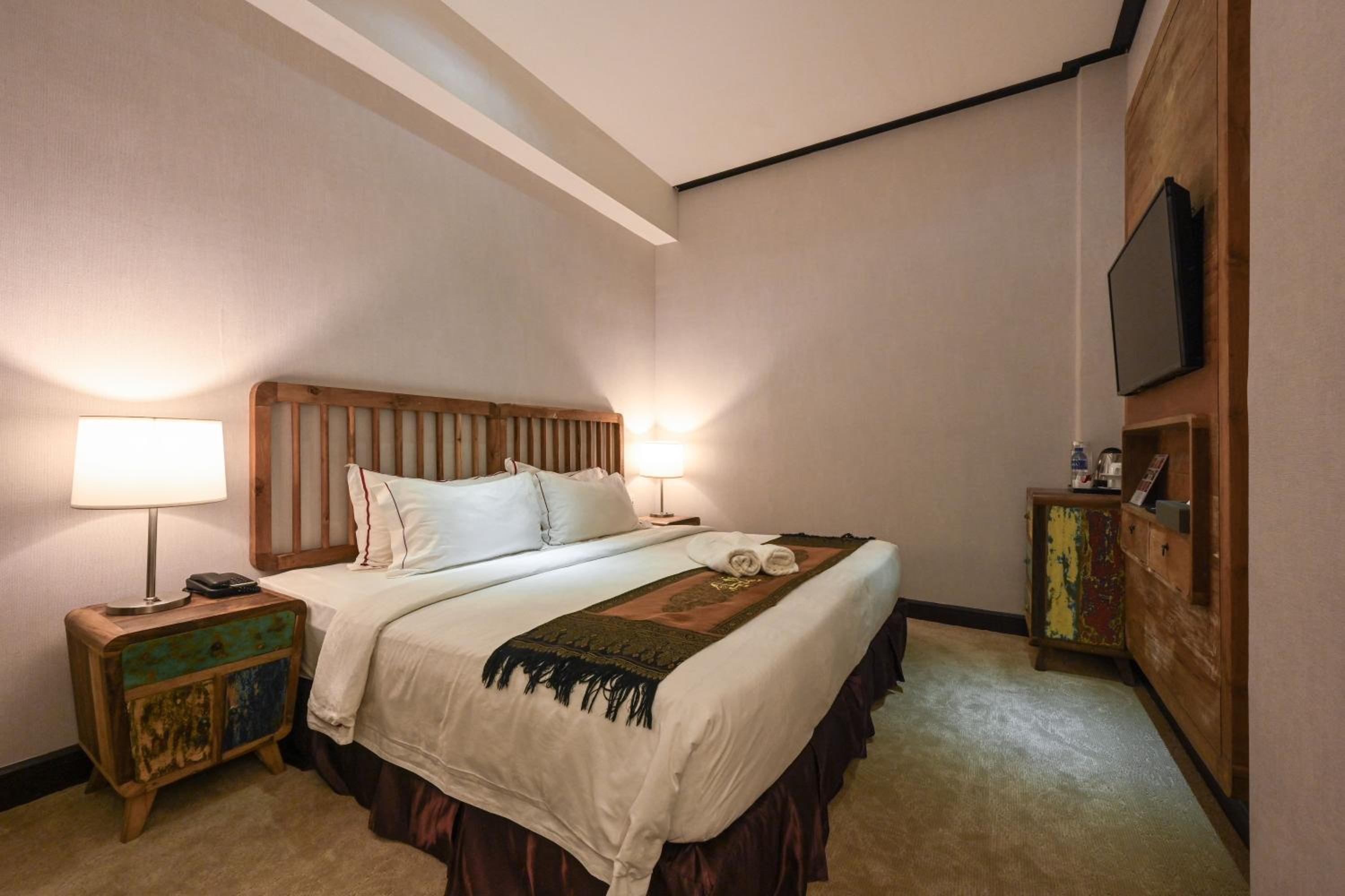 Standard Double Room - No Window photo 3
