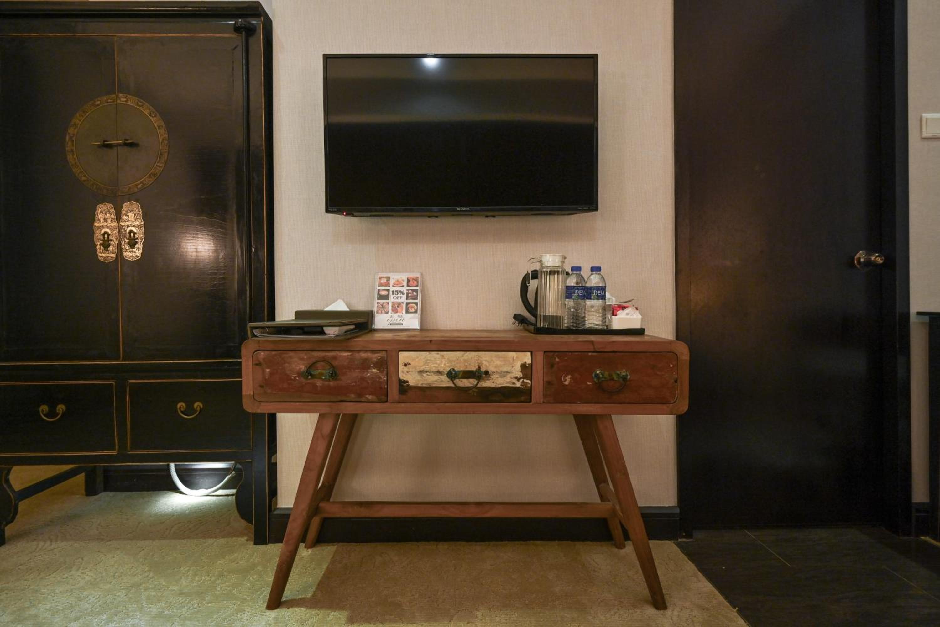Standard Twin Room - no window photo 2