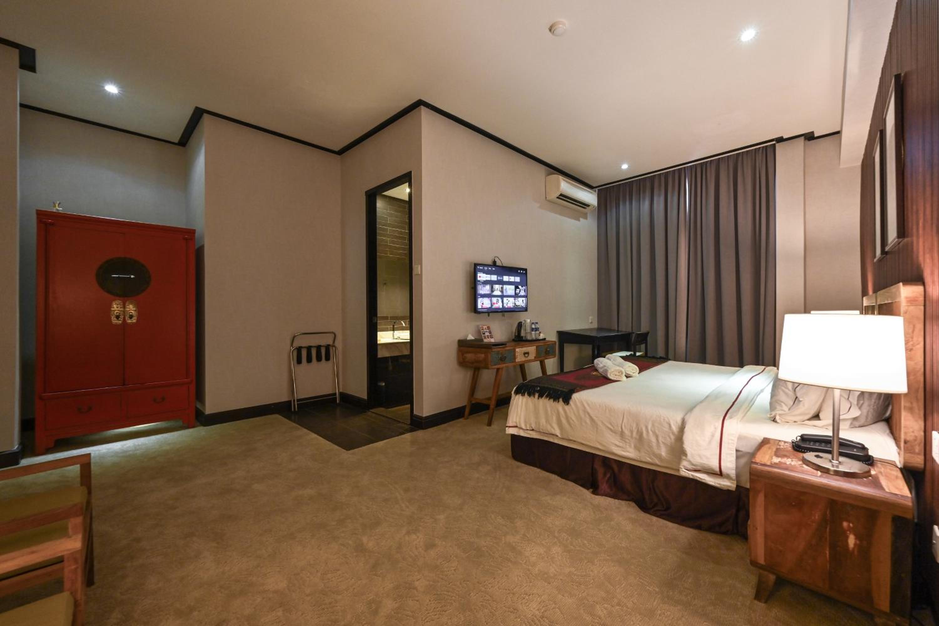 Deluxe King Room photo 1