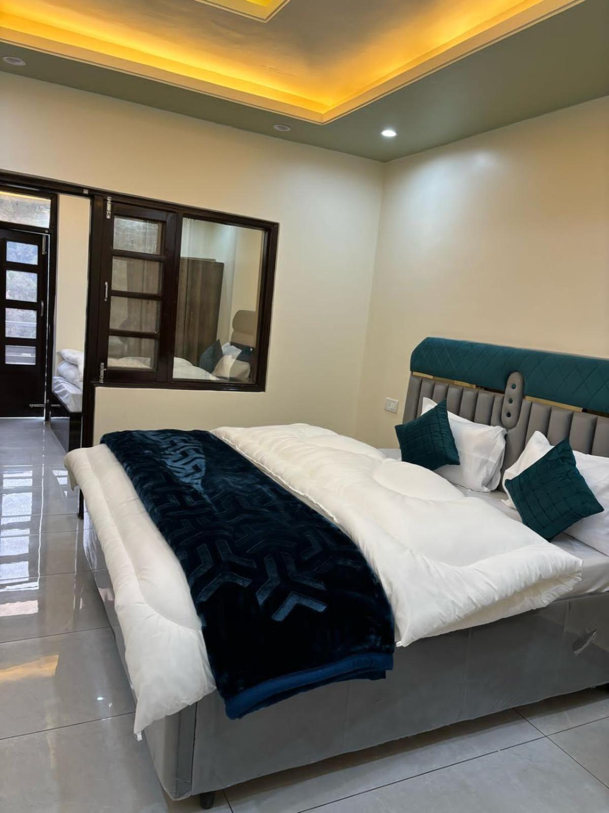 Double or Twin Room with Bathroom photo 1