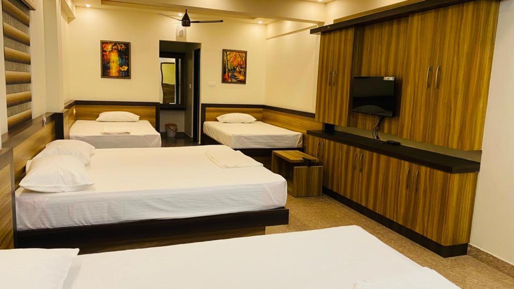 6-Bed Mixed Dormitory Room photo 1