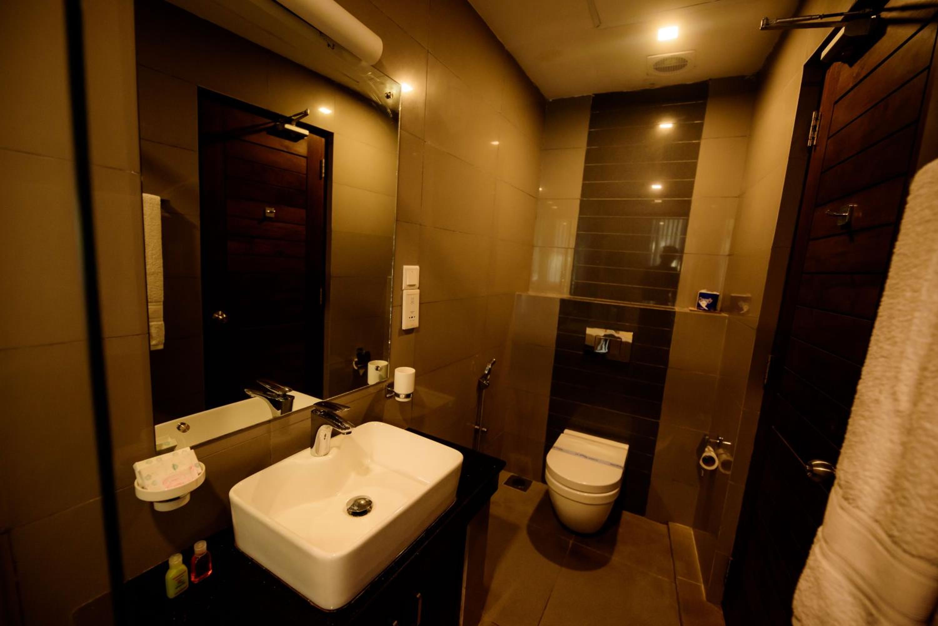 Deluxe Double Room with Sea View and Balcony - Photo 12