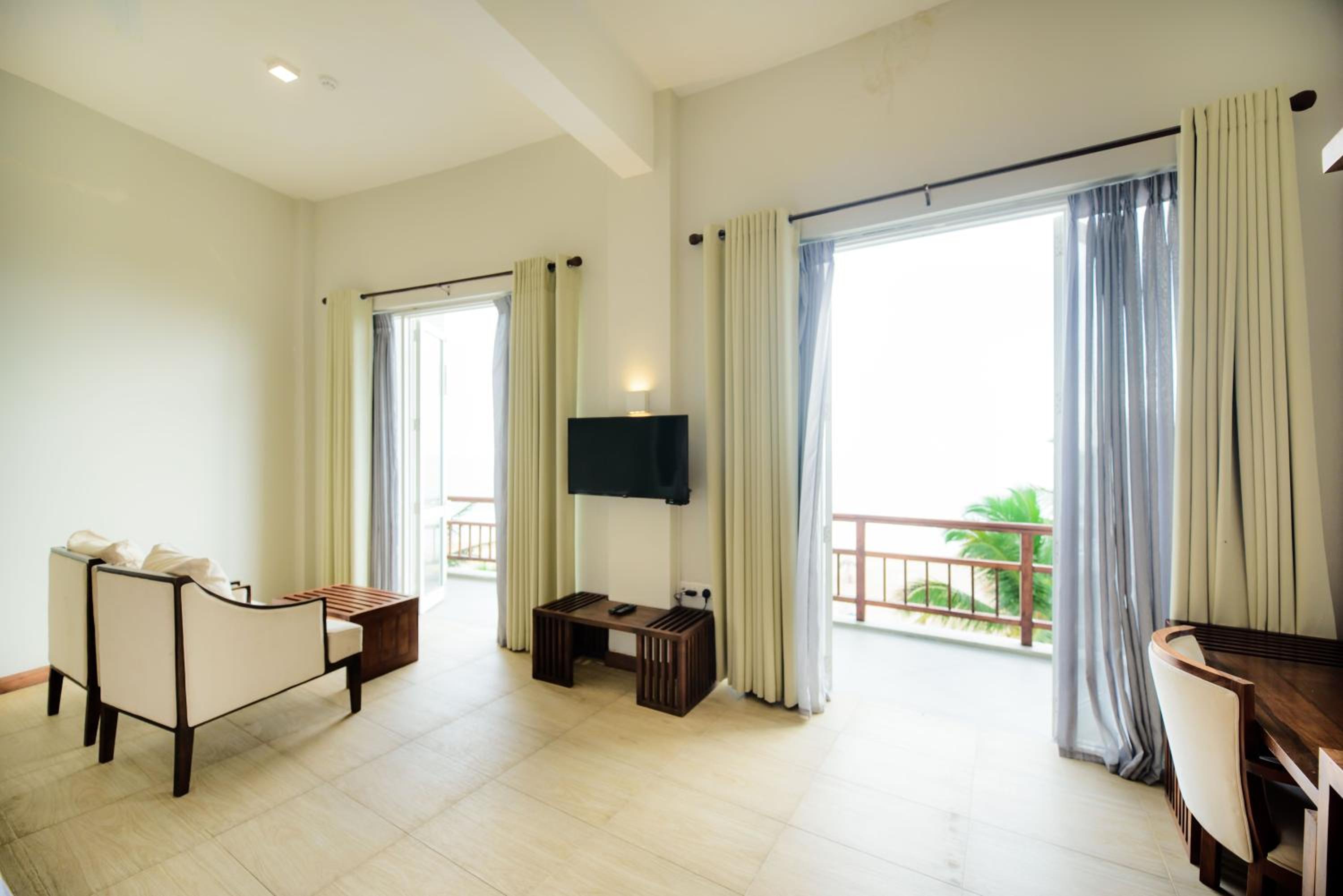Deluxe Double Room with Sea View and Balcony - Photo 13