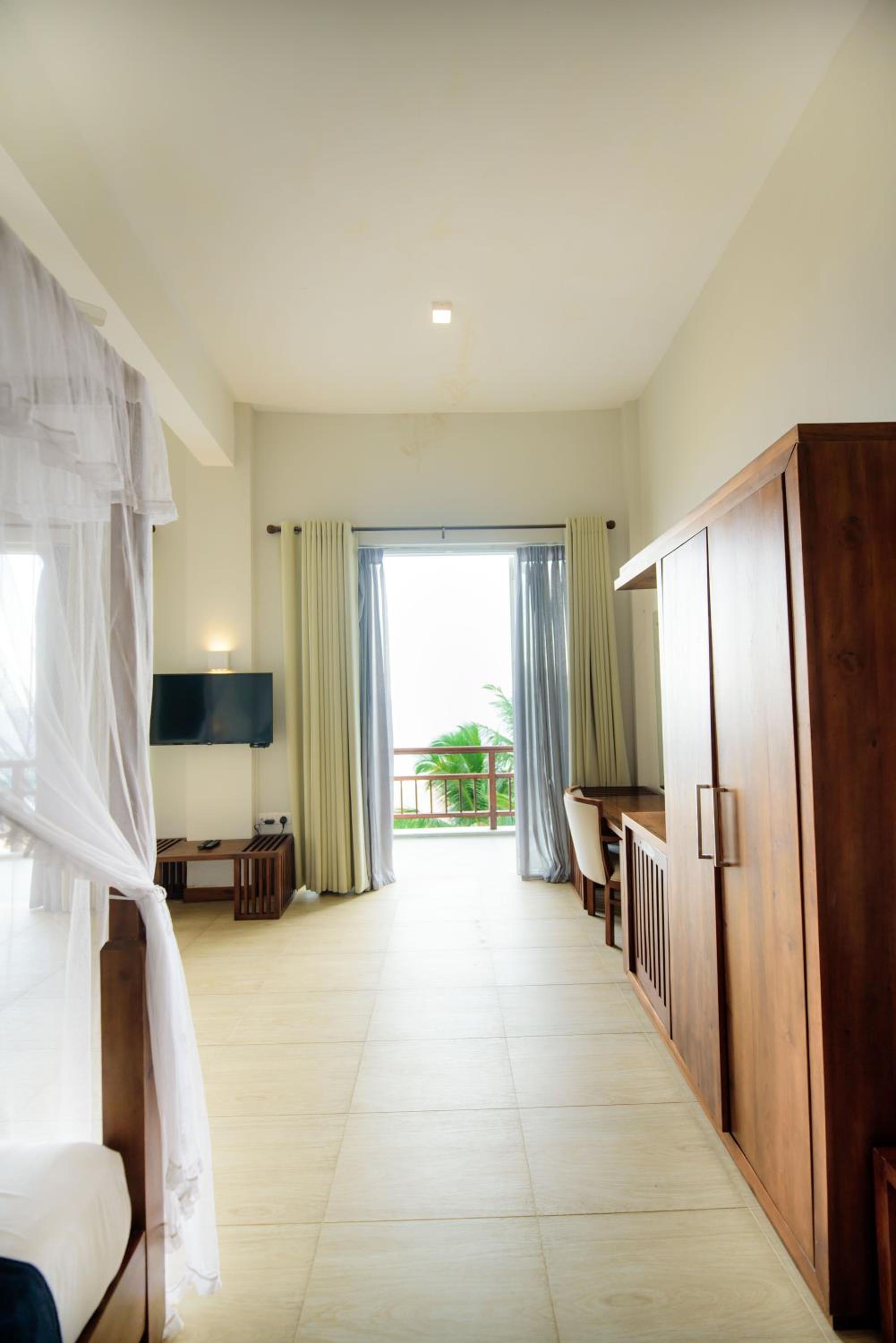 Deluxe Double Room with Sea View and Balcony - Photo 17
