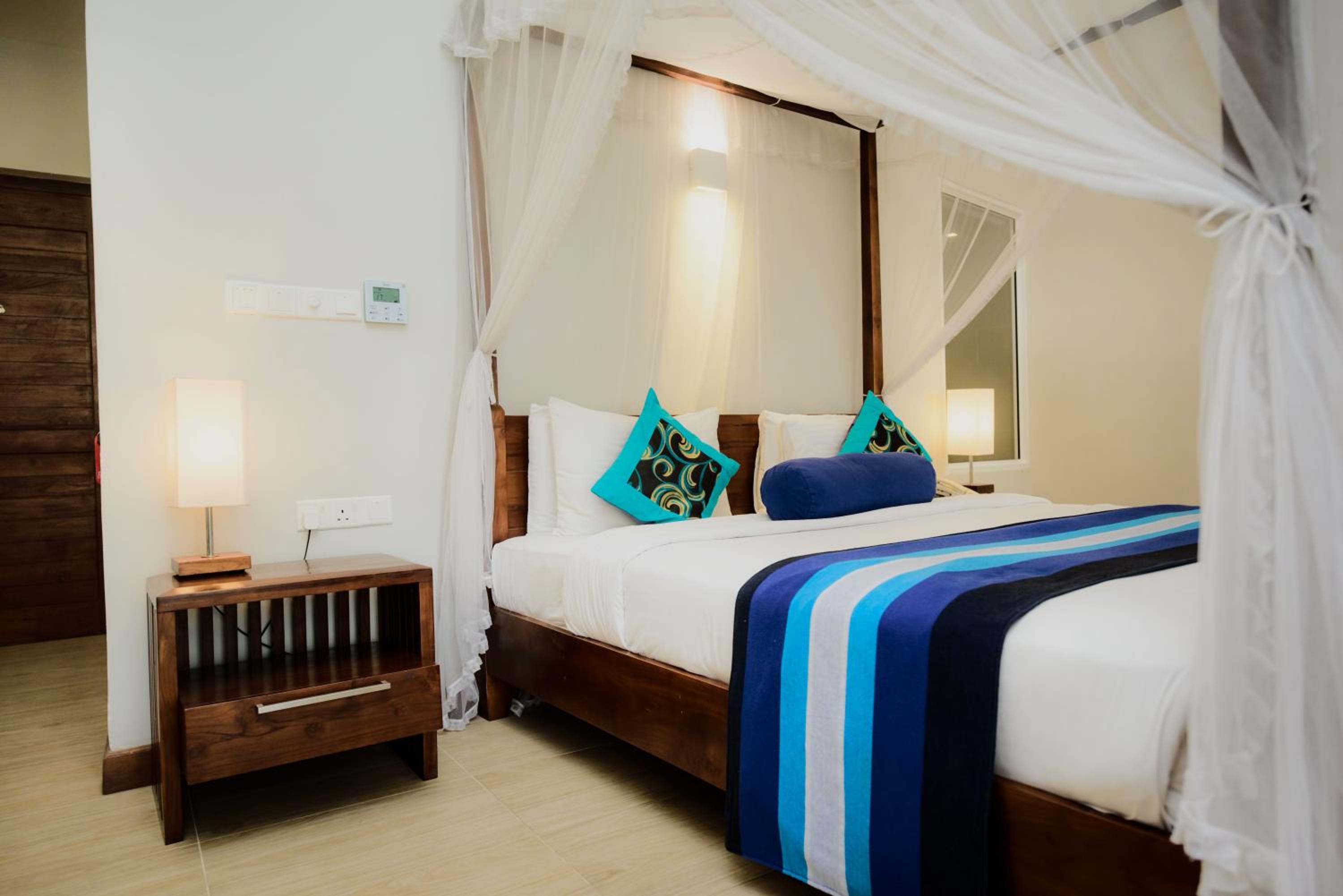 Deluxe Double Room with Sea View and Balcony - Photo 26