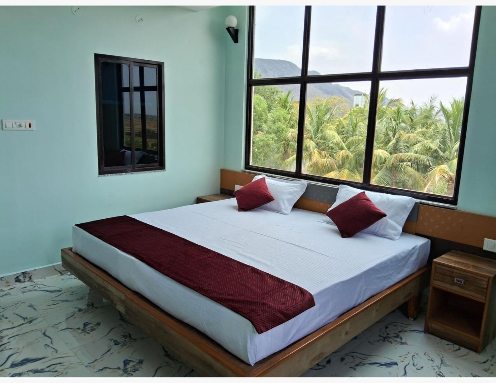 Deluxe Double or Twin Room with Mountain View