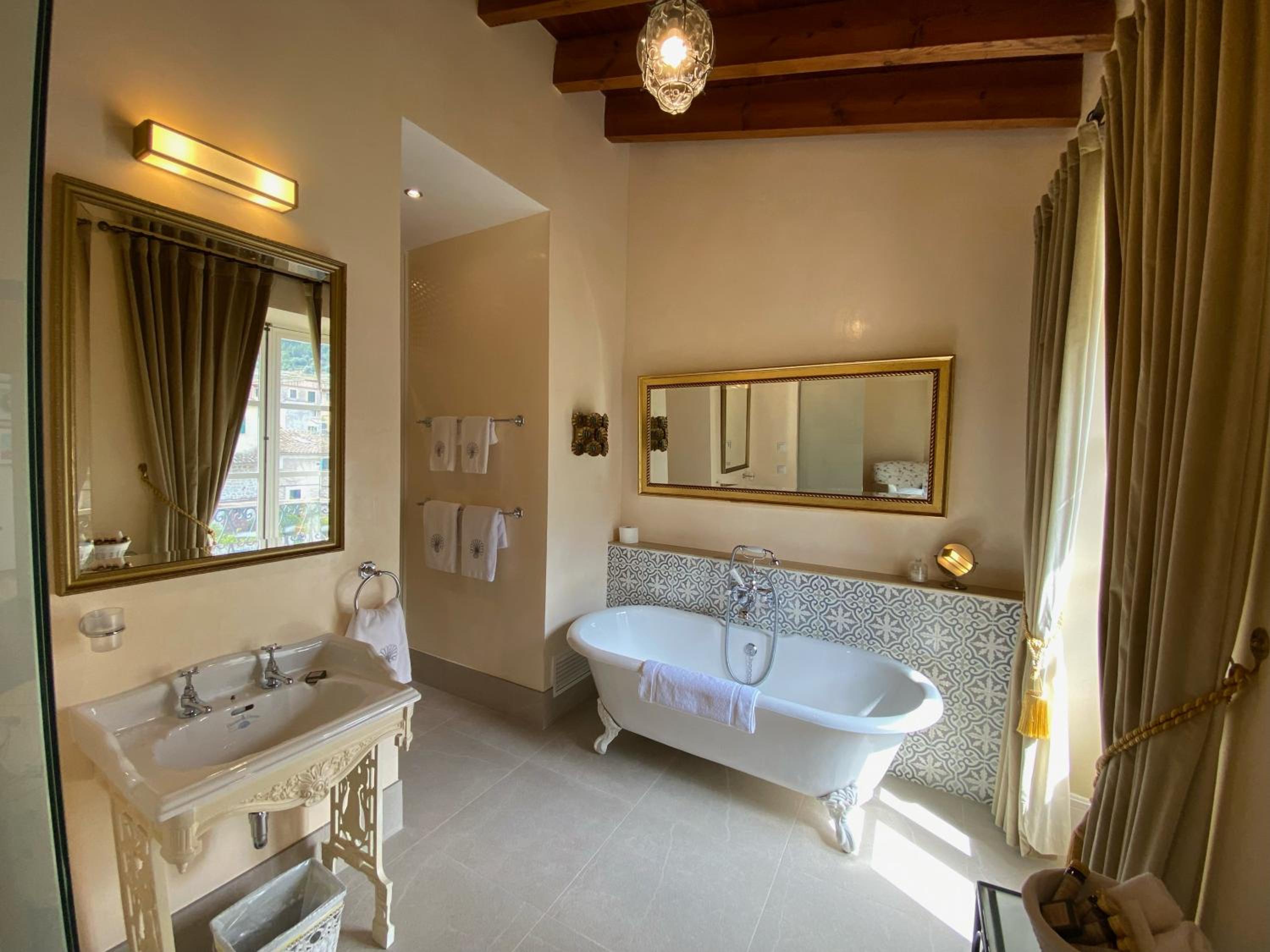 Junior Suite with Mountain View - Photo 3