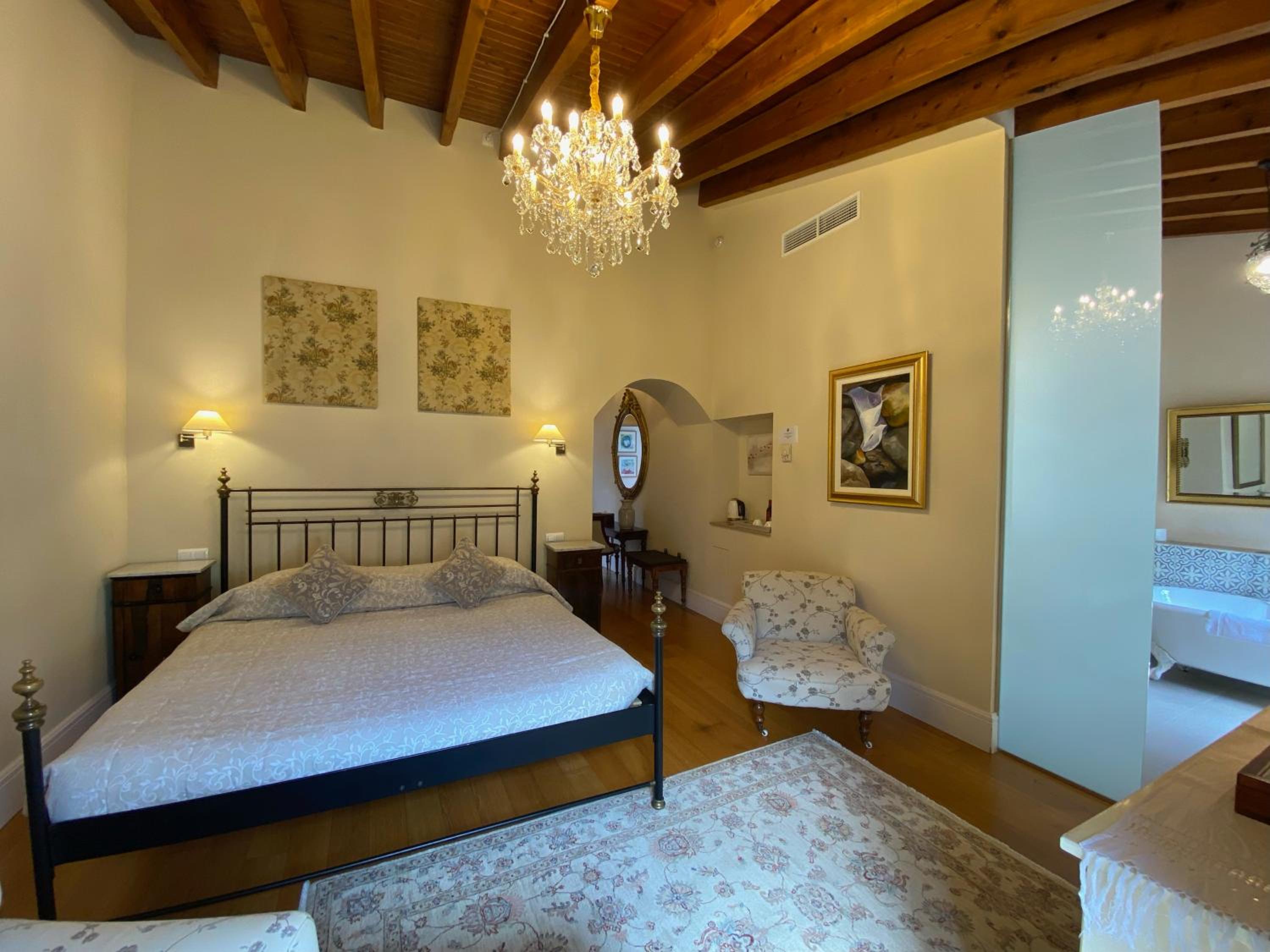 Junior Suite with Mountain View - Photo 9