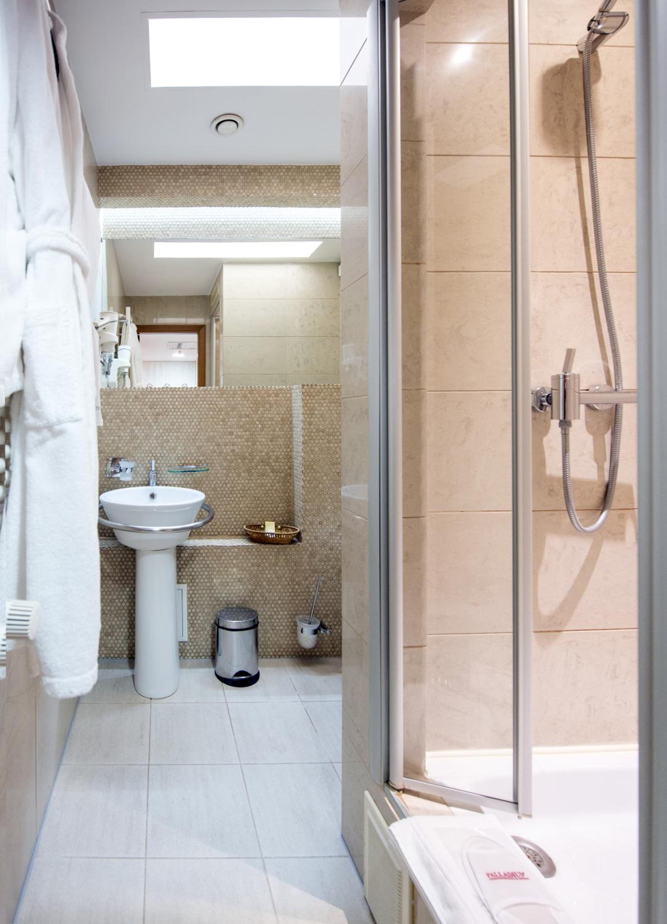Double Room with Spa Bath photo 3