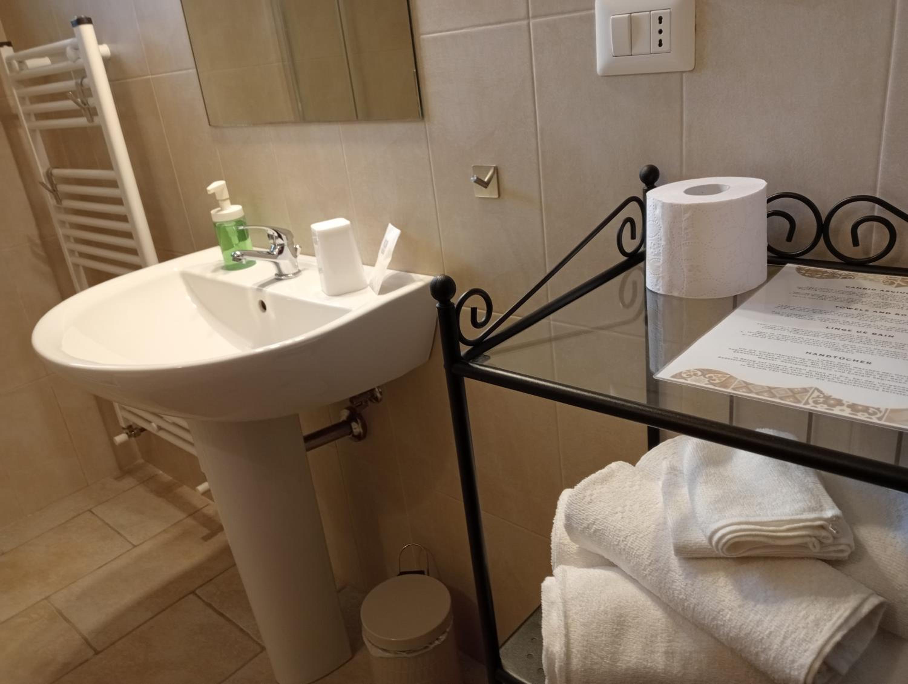 Standard Triple Room - Photo 10