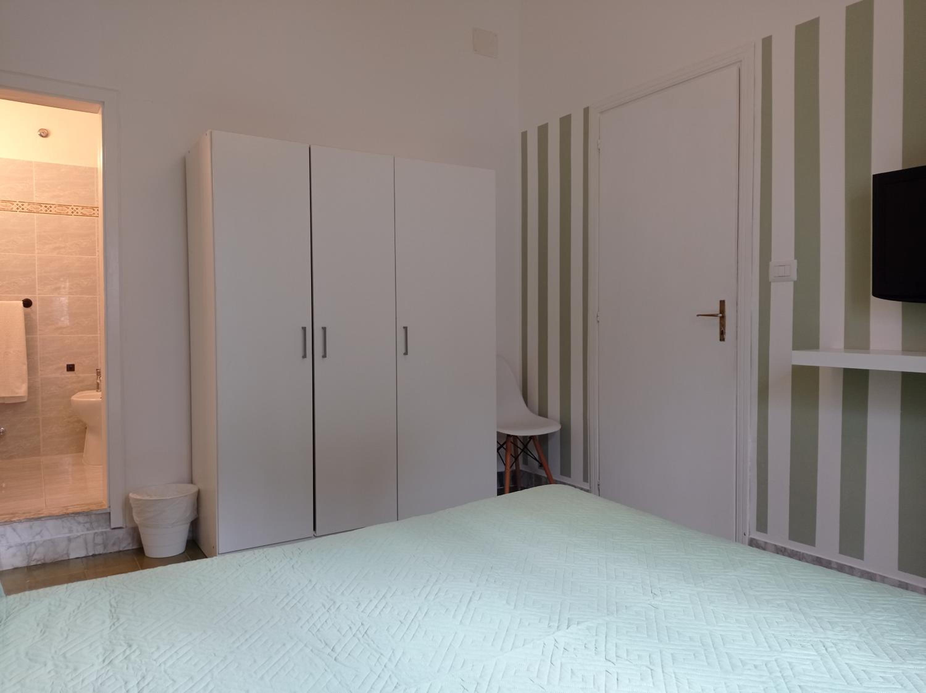 Double Room with Private Bathroom - Photo 2